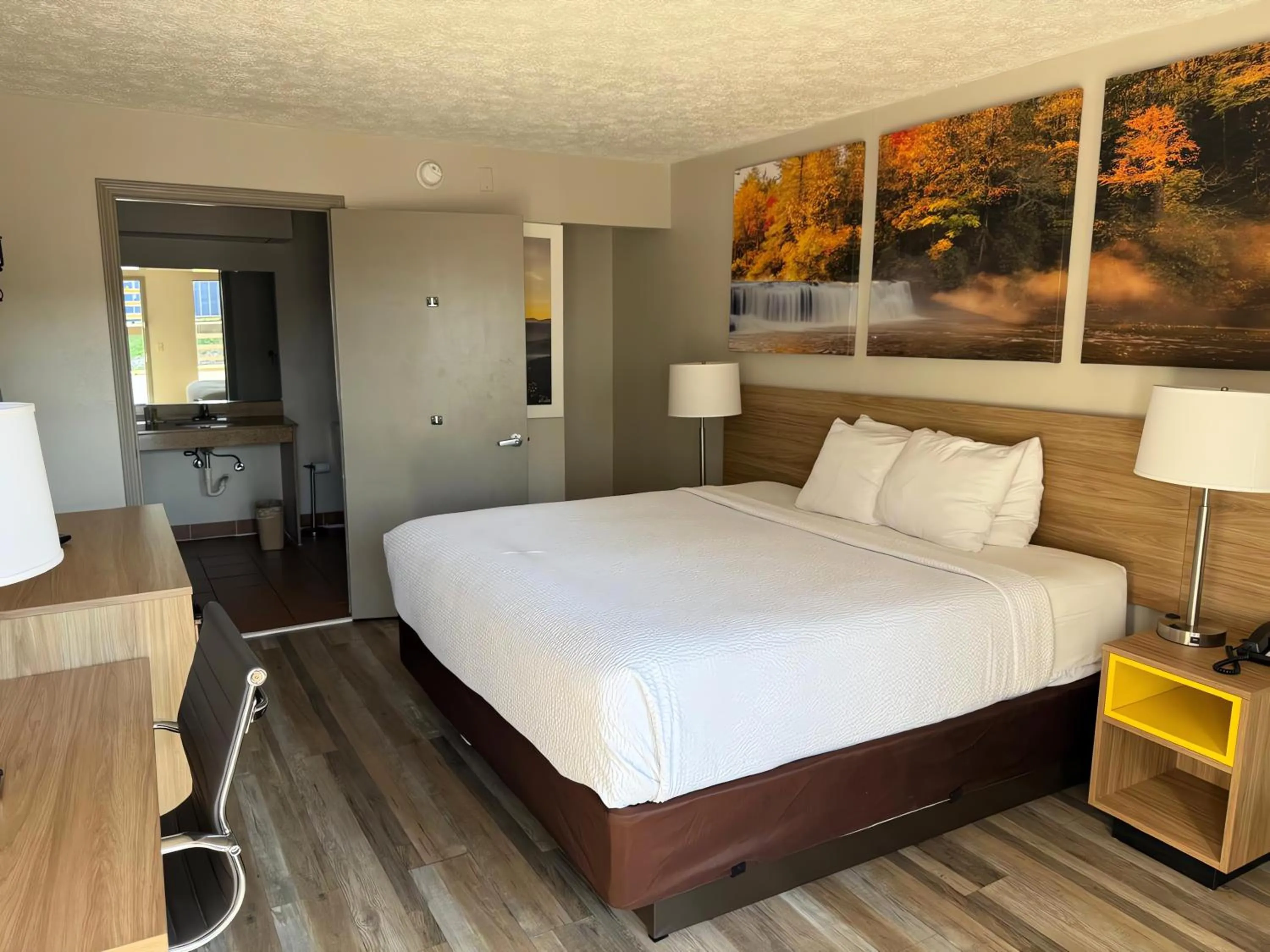 Bedroom, Bed in Days Inn by Wyndham Cookeville