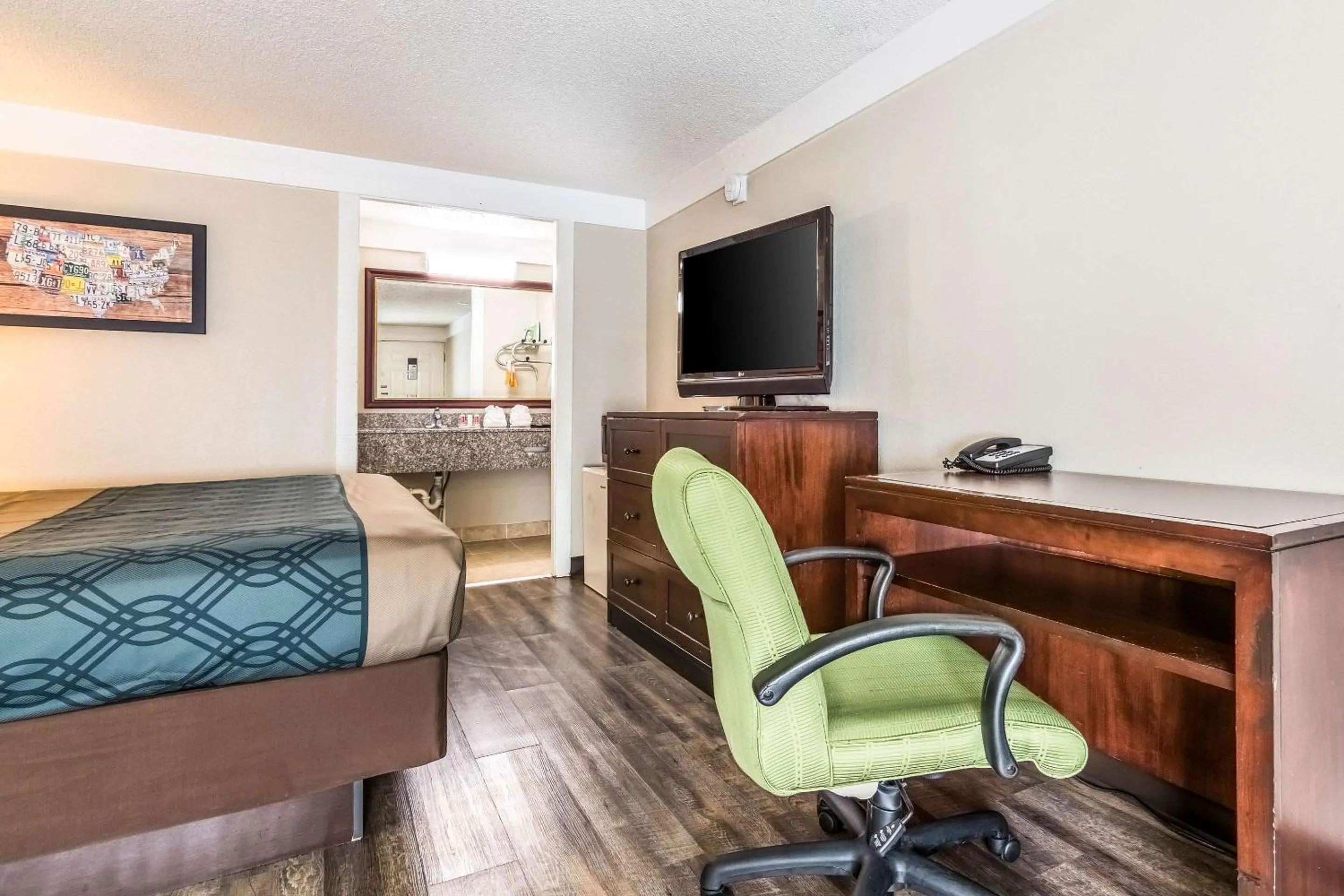 Photo of the whole room in Econo Lodge - Gastonia