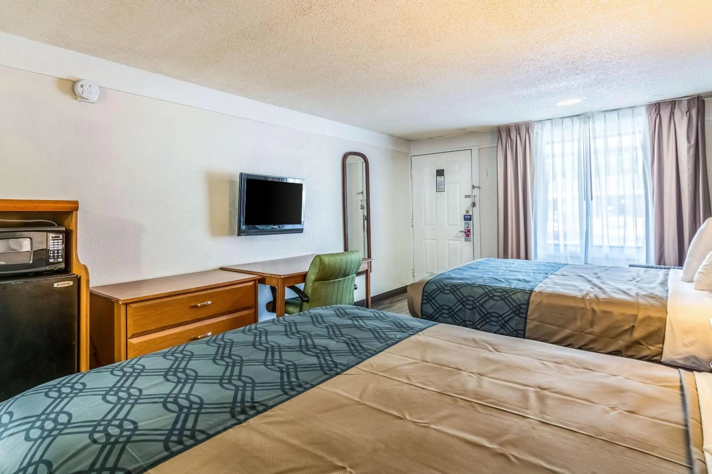 Photo of the whole room, Bed in Econo Lodge - Gastonia