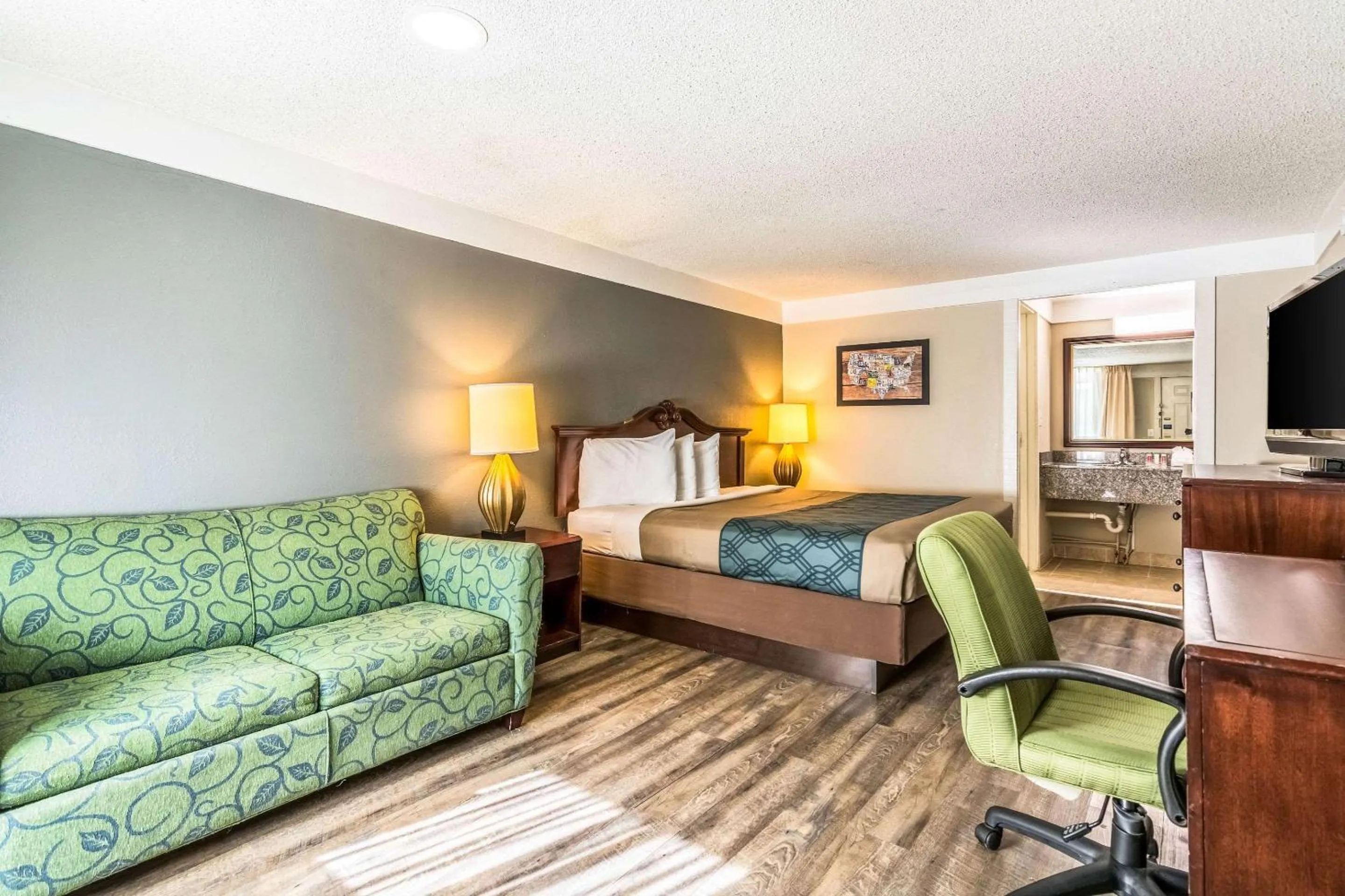 Photo of the whole room, Bed in Econo Lodge - Gastonia