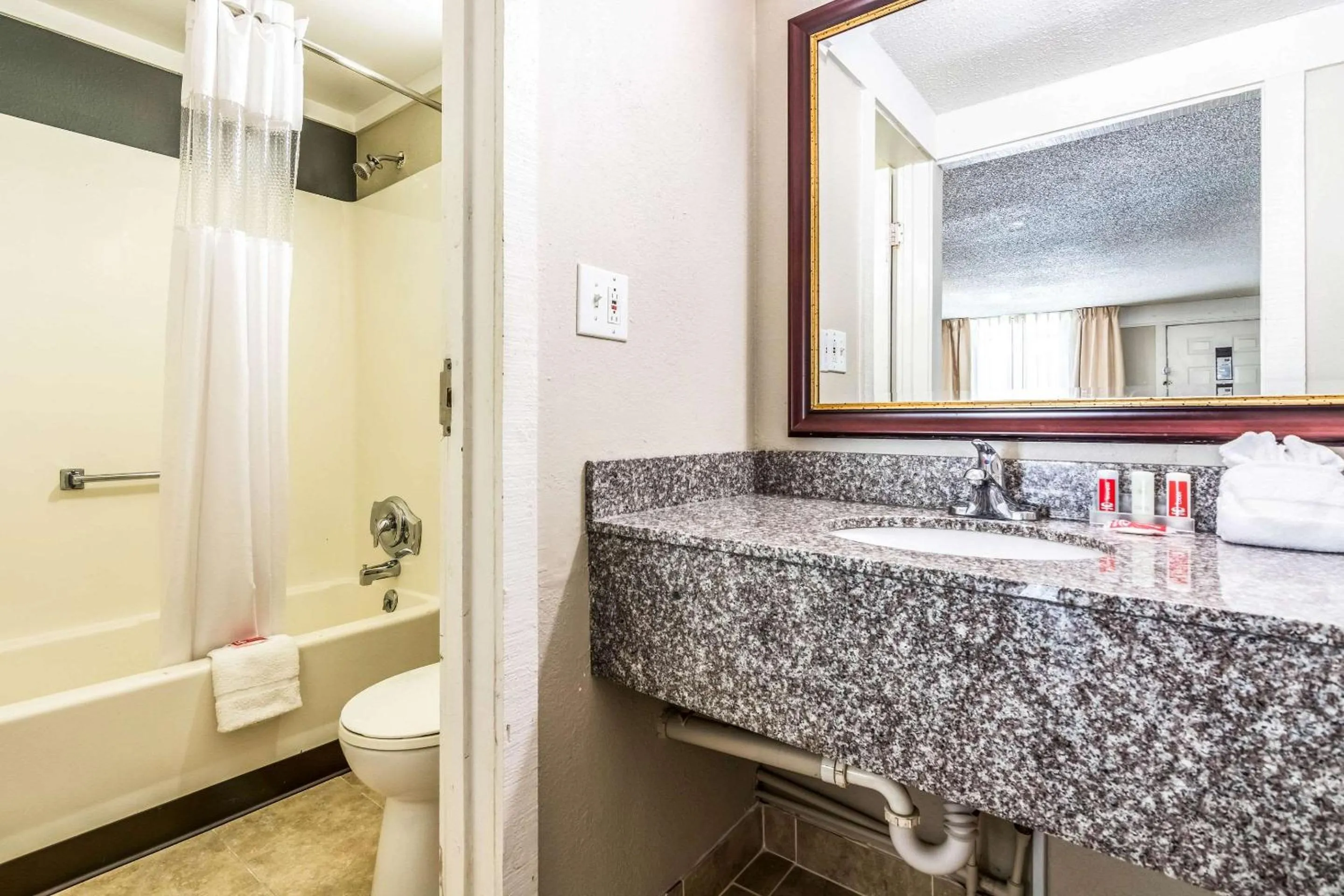 Shower in Econo Lodge - Gastonia