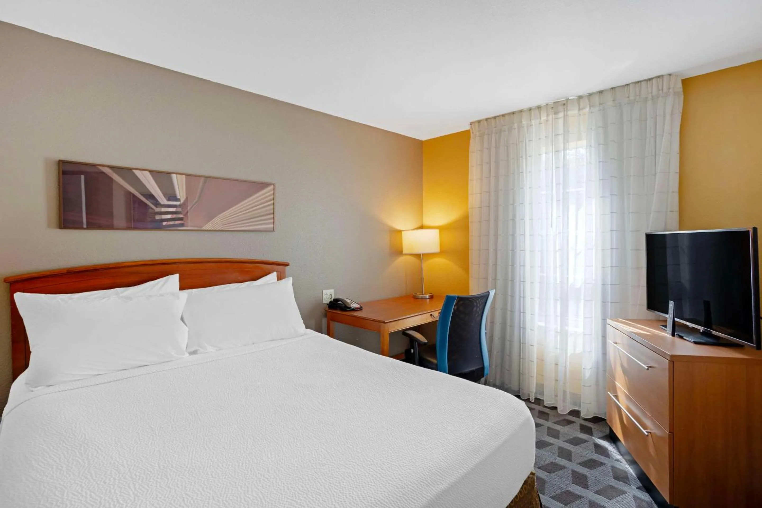 Bedroom, Bed in MainStay Suites Mt Laurel - Philadelphia