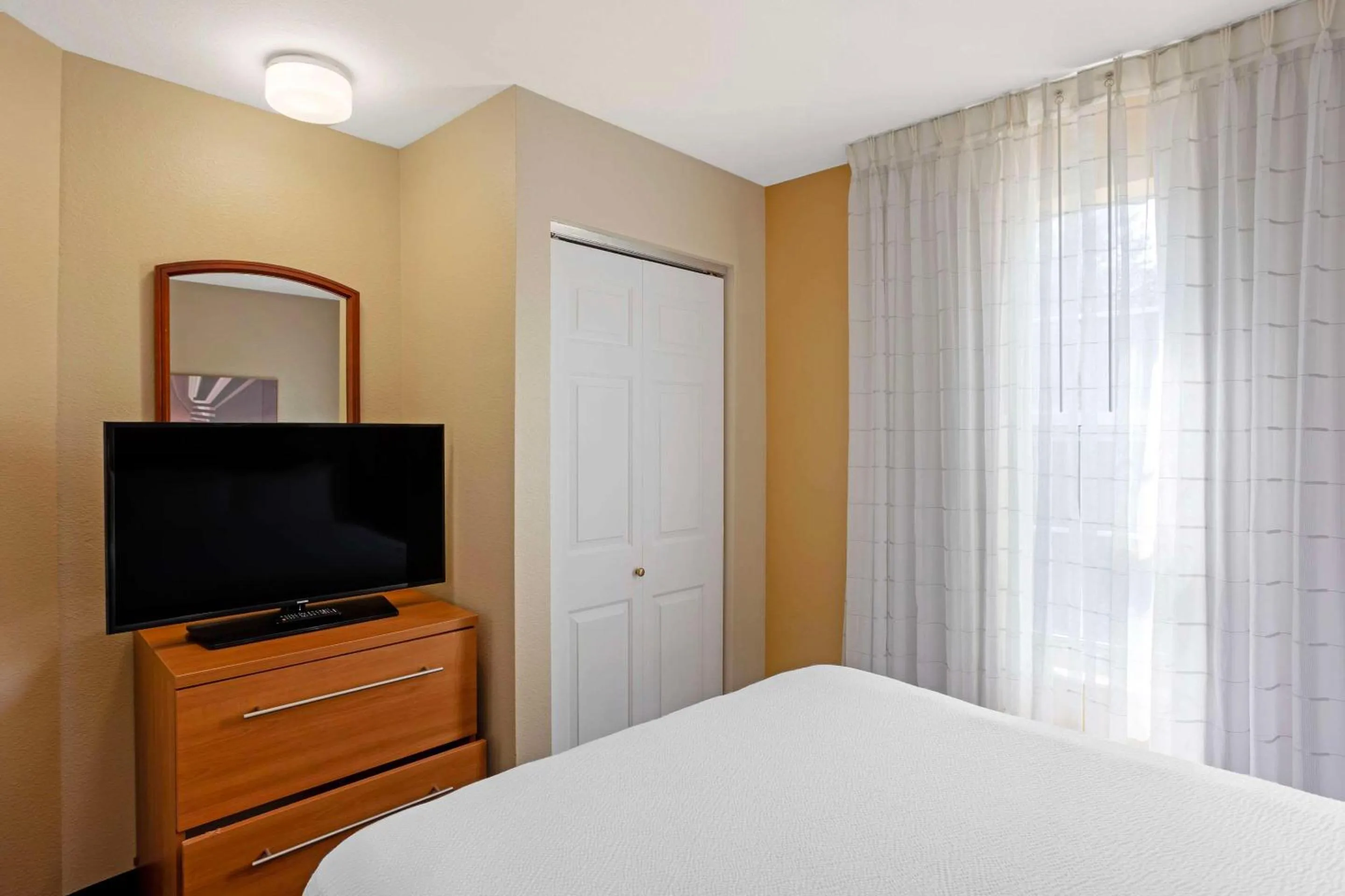 Bedroom, Bed in MainStay Suites Mt Laurel - Philadelphia