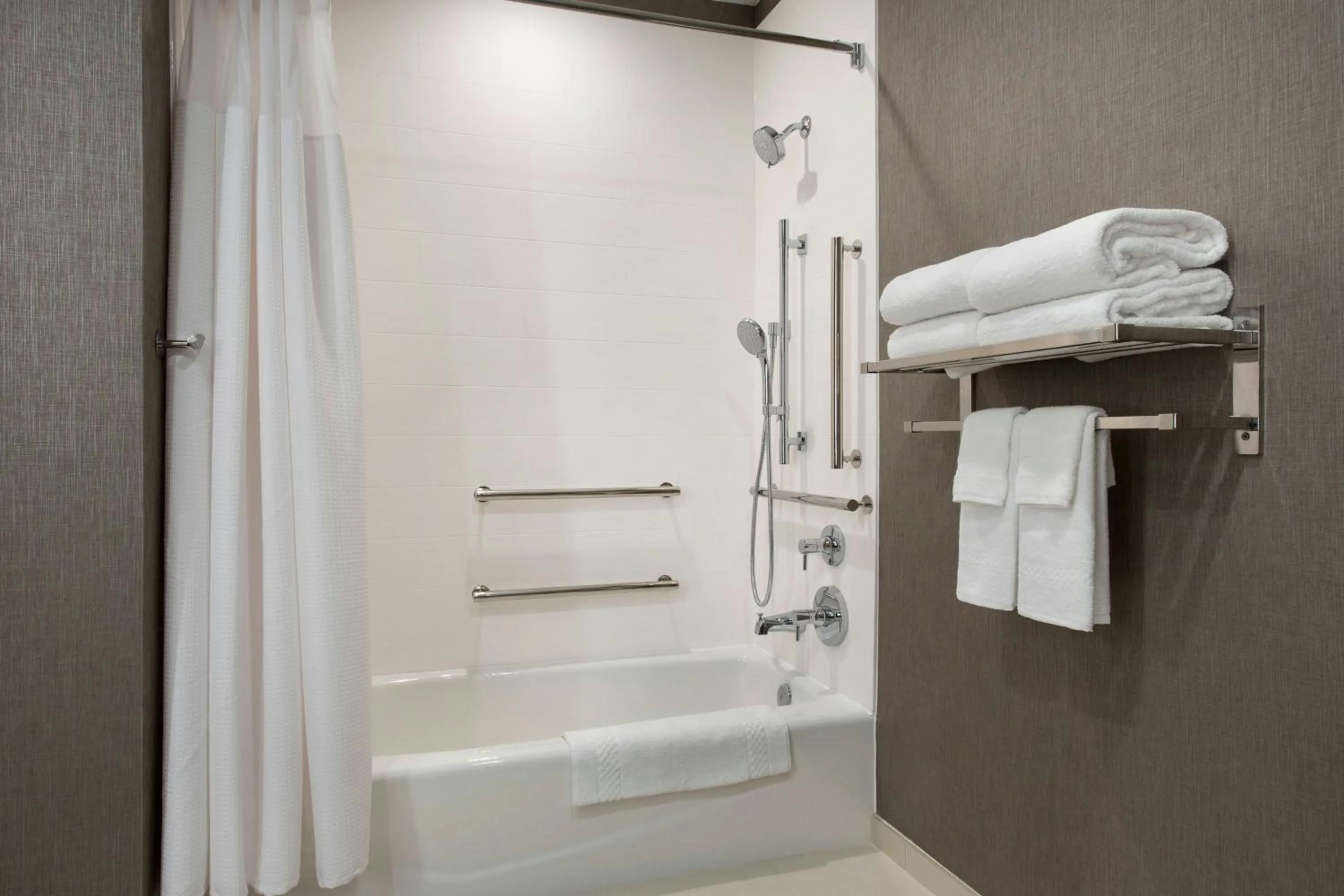 Bathroom in SpringHill Suites by Marriott Philadelphia Willow Grove