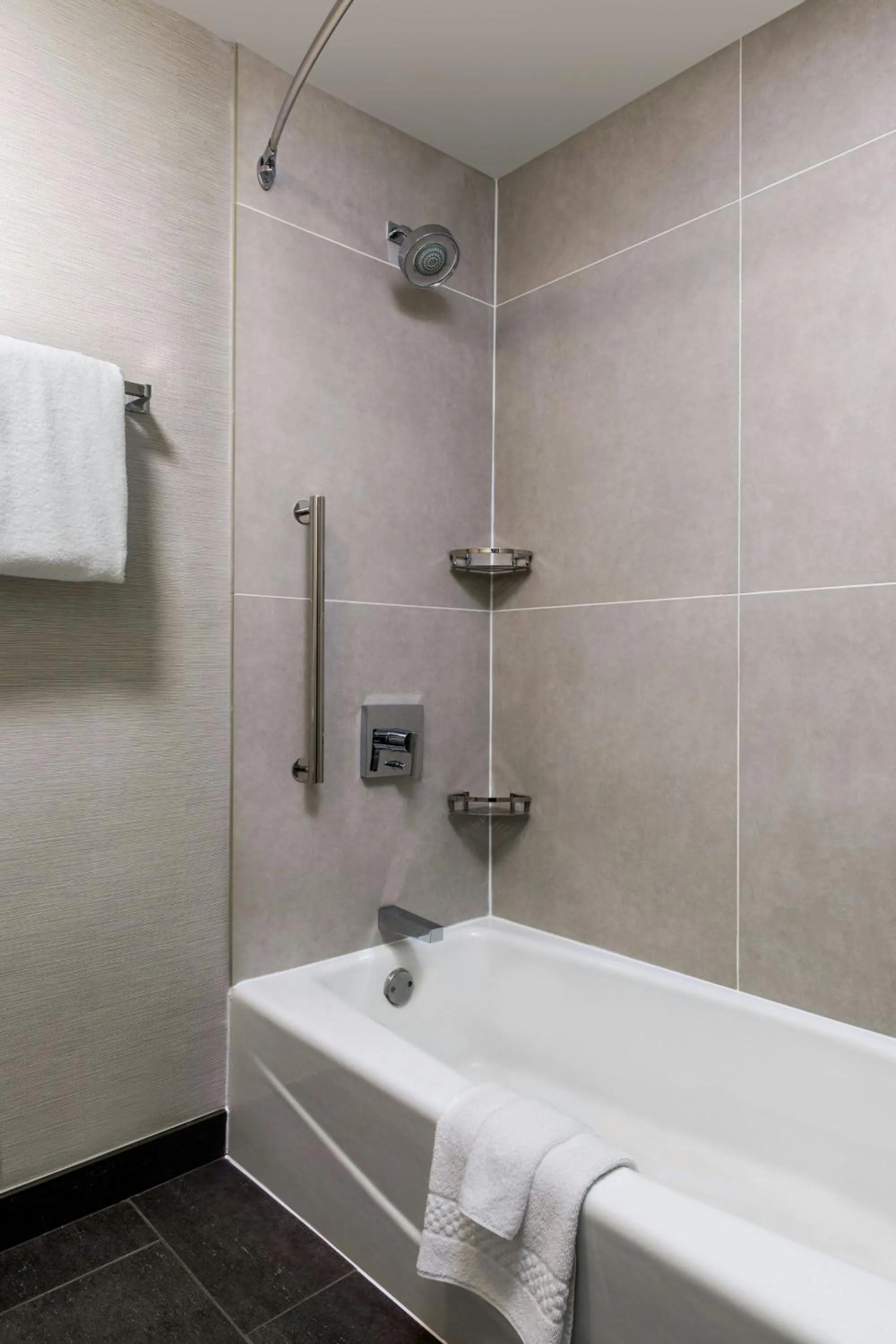 Bathroom in Courtyard by Marriott Phoenix Airport