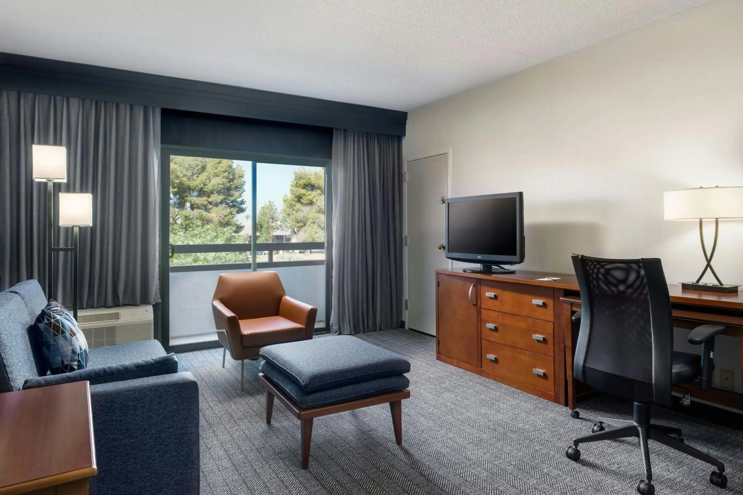 Living room in Courtyard by Marriott Phoenix Airport