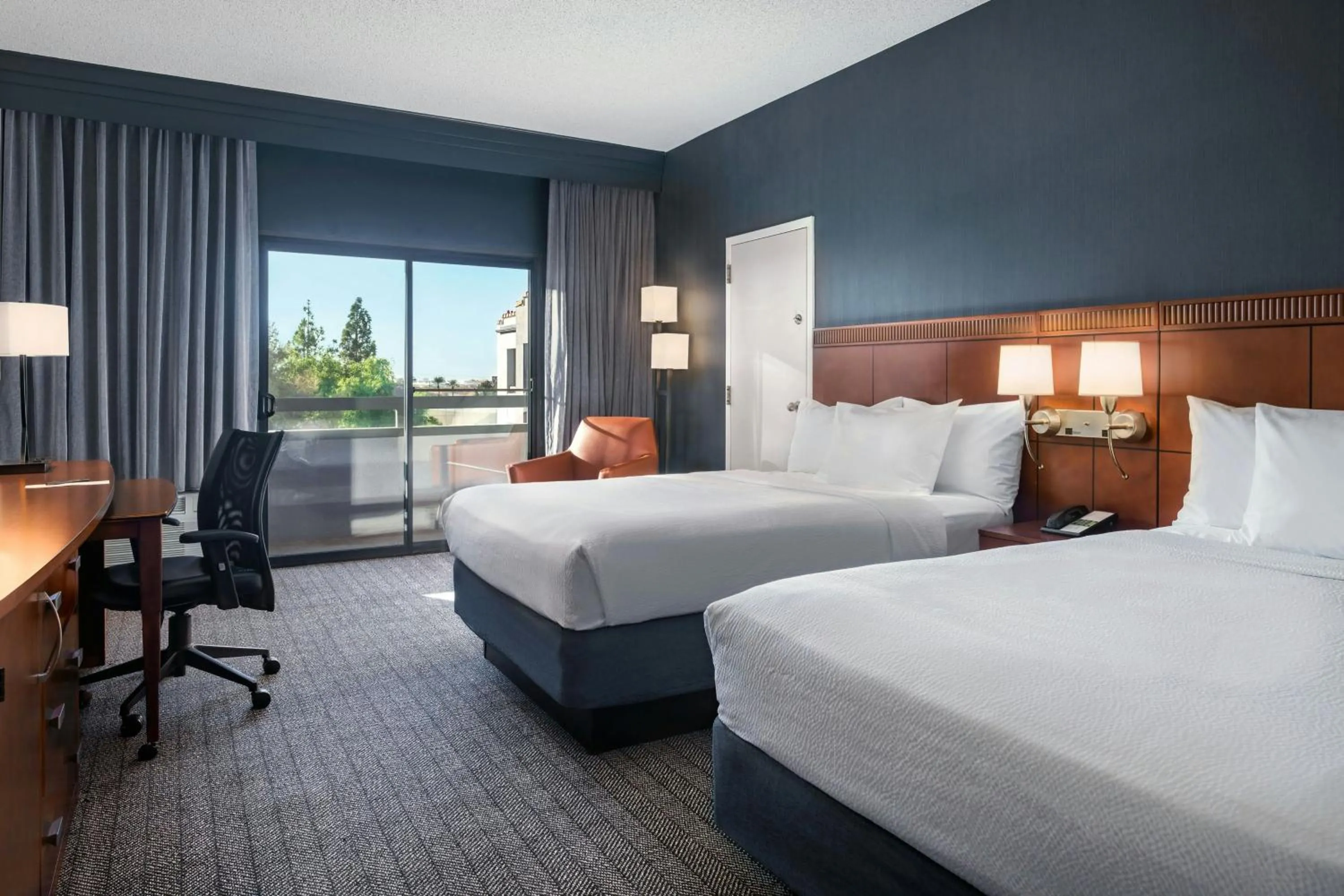 Photo of the whole room, Bed in Courtyard by Marriott Phoenix Airport