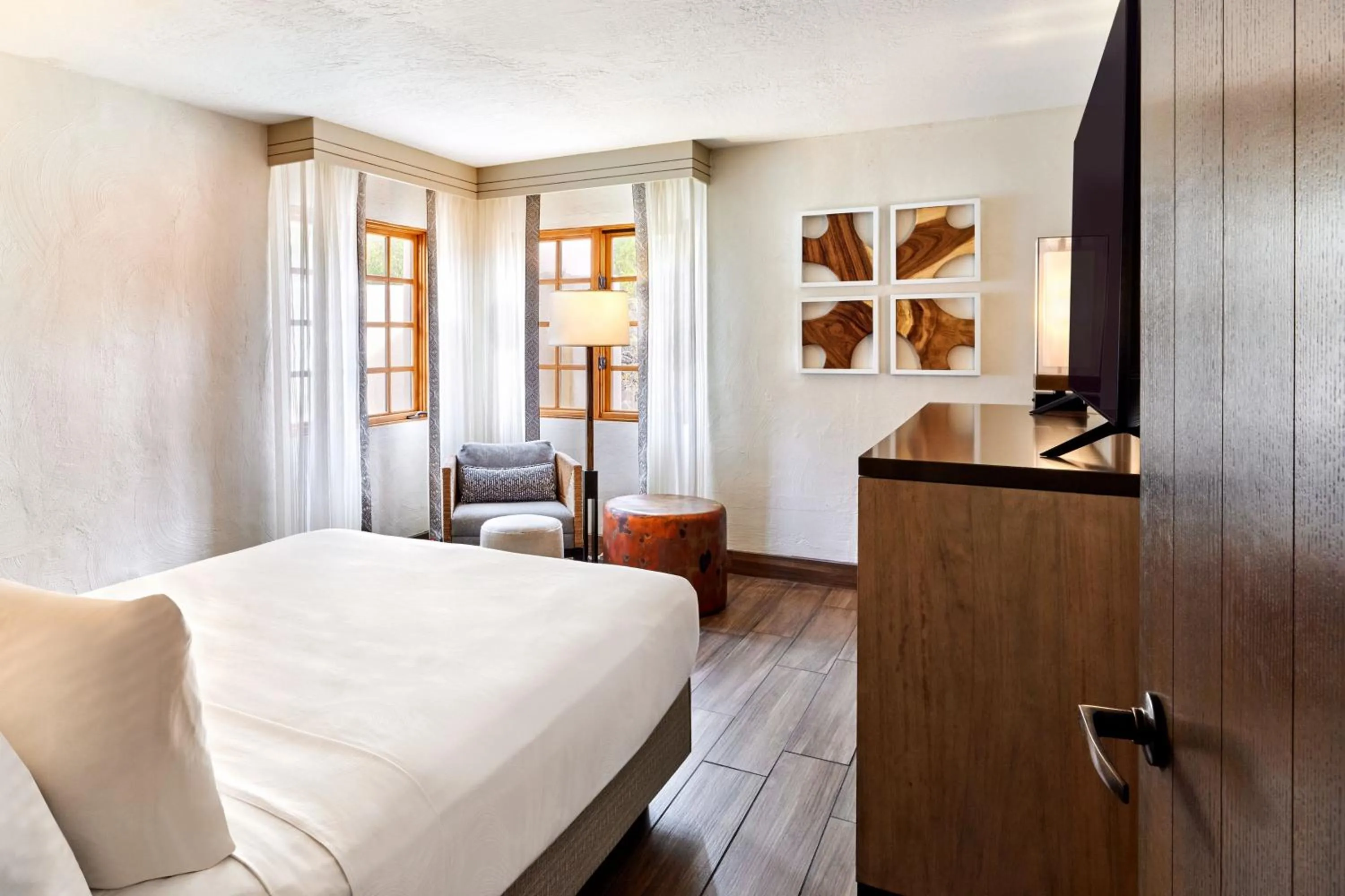 Swimming pool, Bed in JW Marriott Scottsdale Camelback Inn Resort & Spa