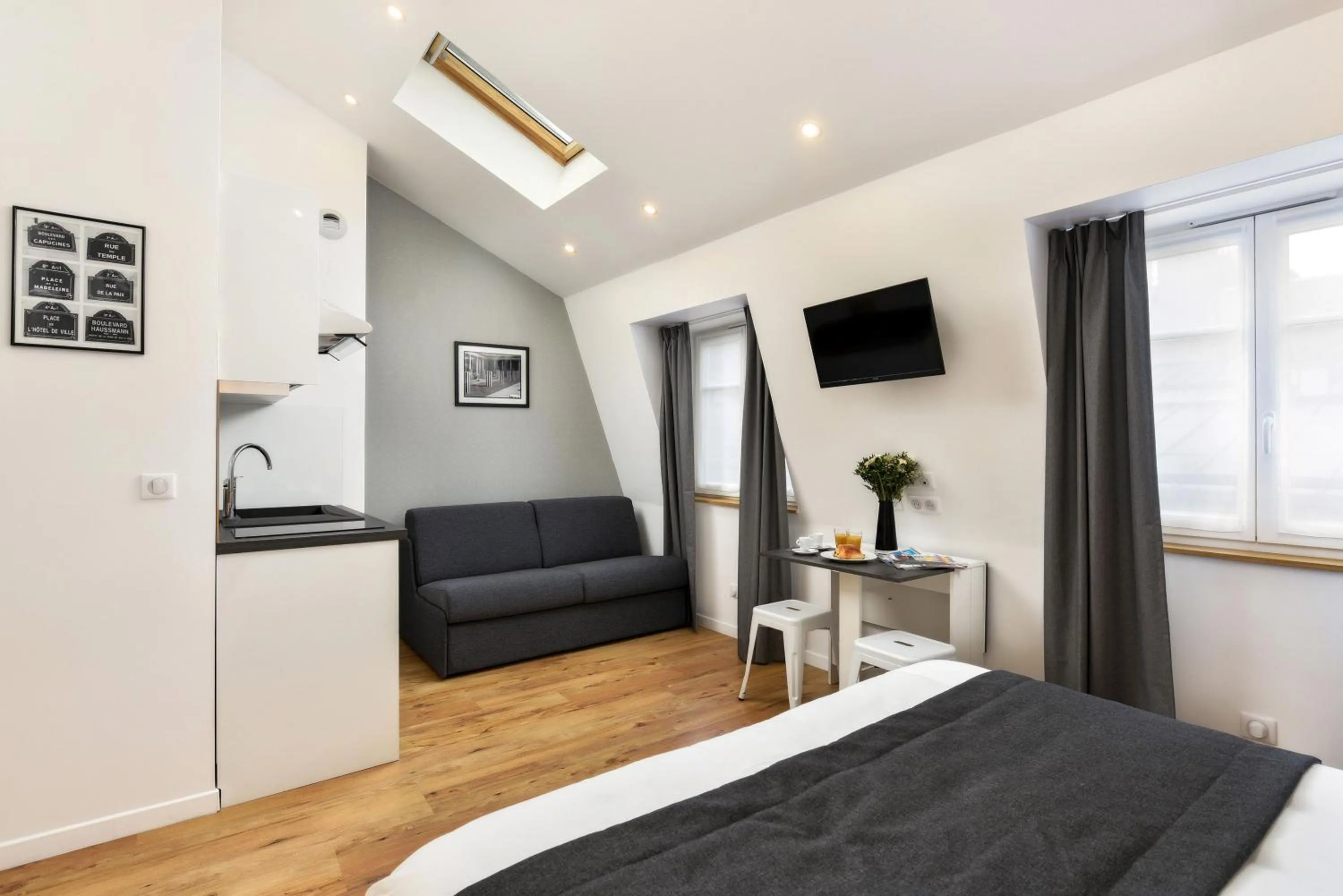 Seating area, Bed in Hotel Résidence Montebello