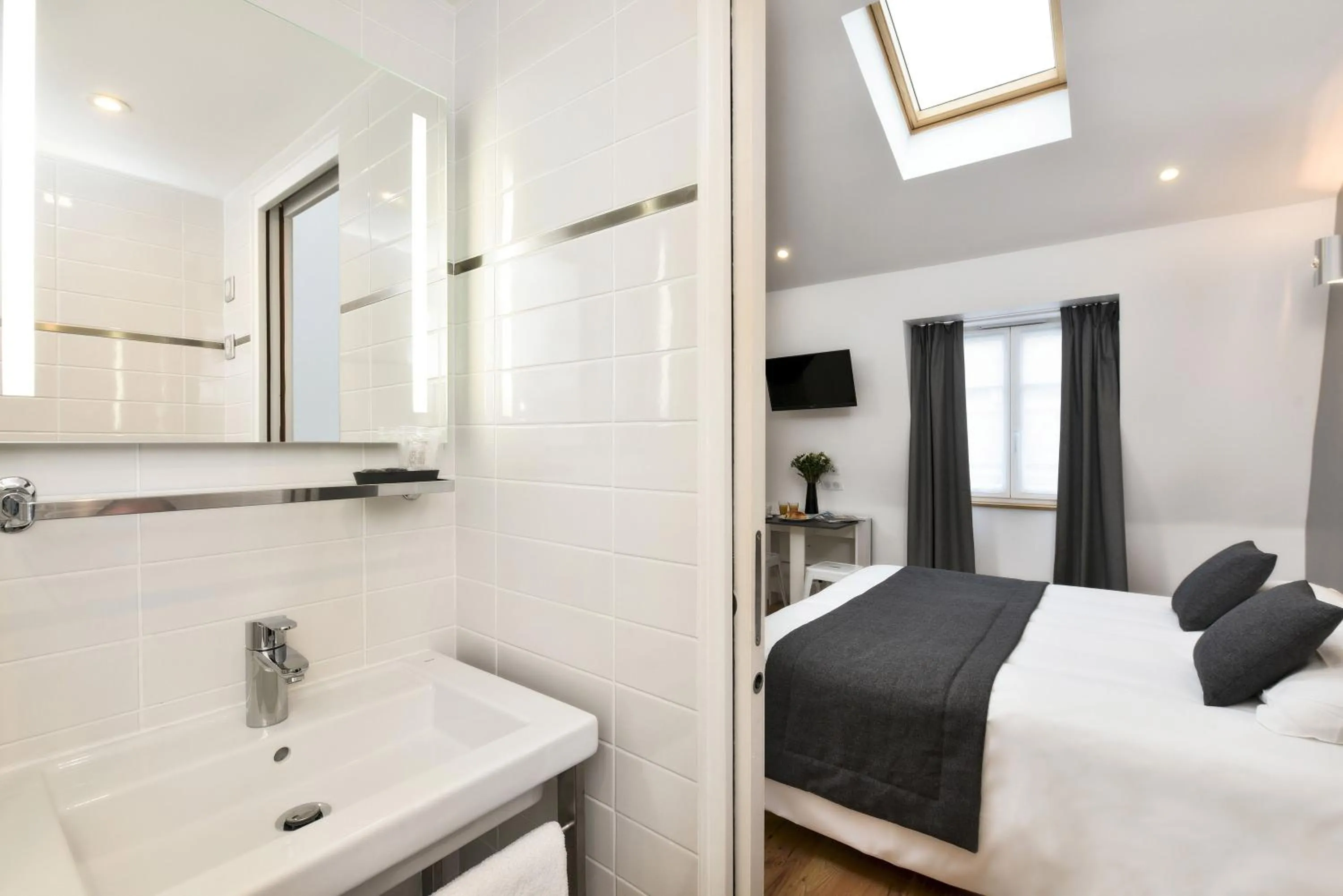 Bathroom, Bed in Hotel Résidence Montebello