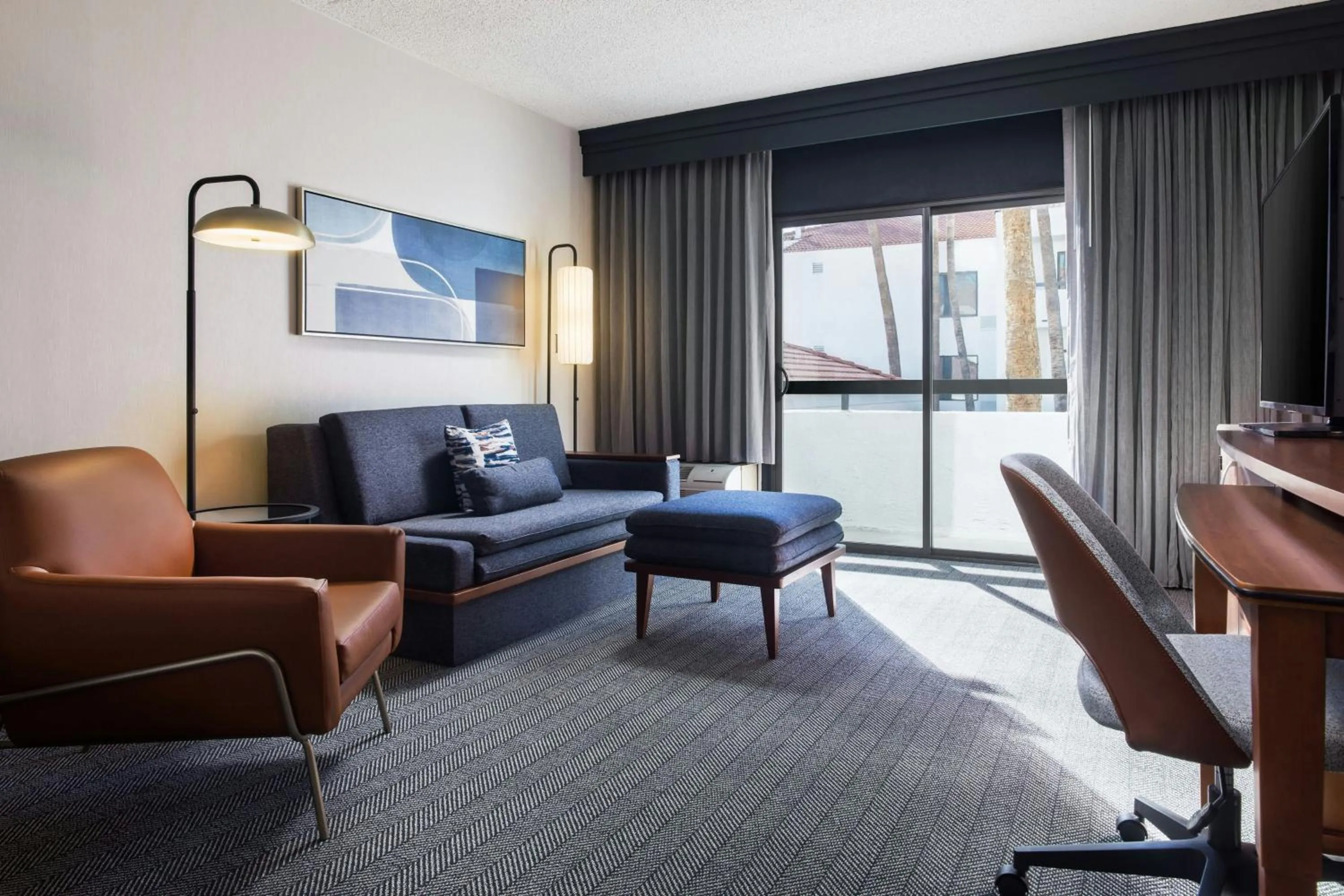 Living room in Courtyard by Marriott Phoenix North