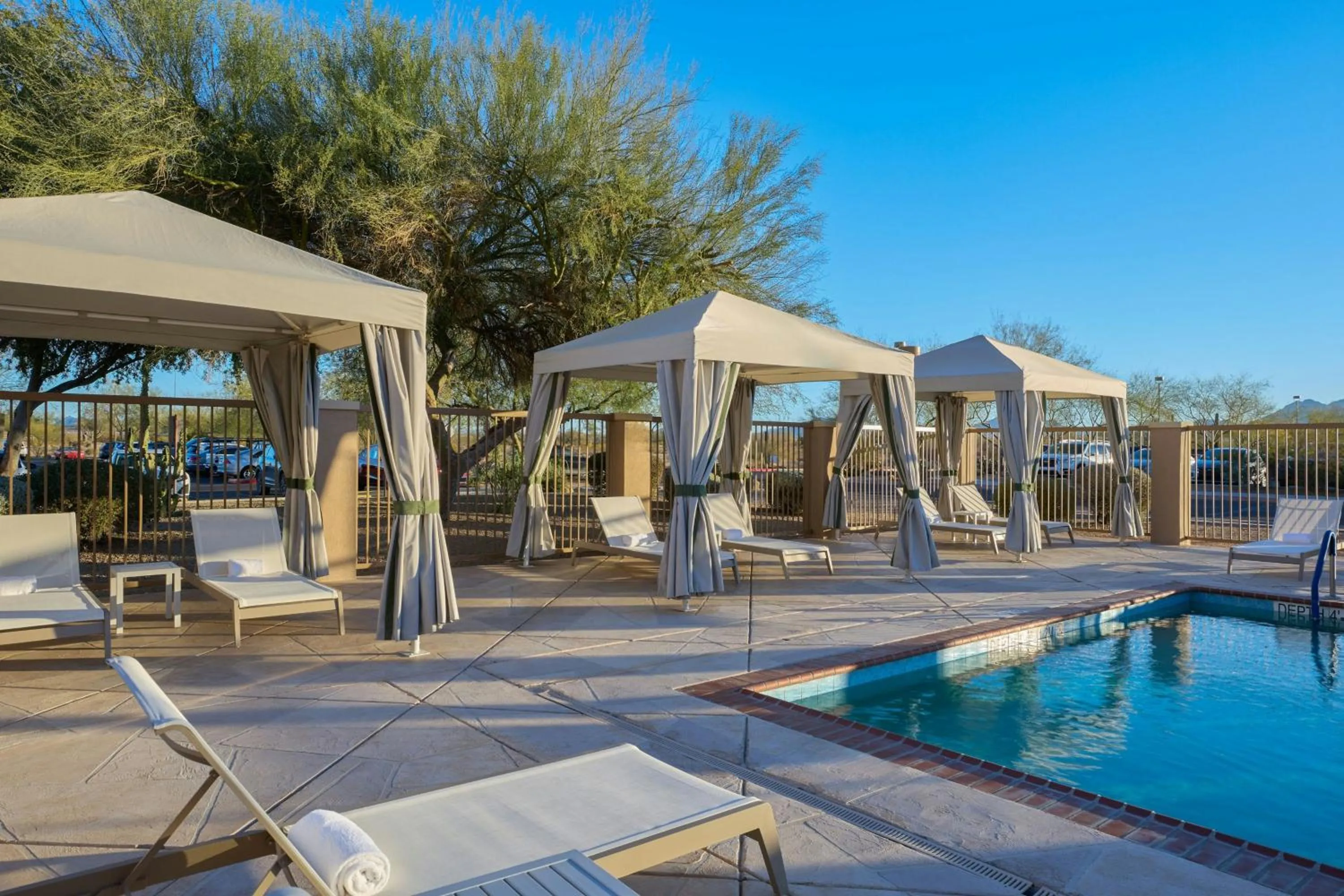 Swimming pool in Residence Inn Phoenix Desert View at Mayo Clinic