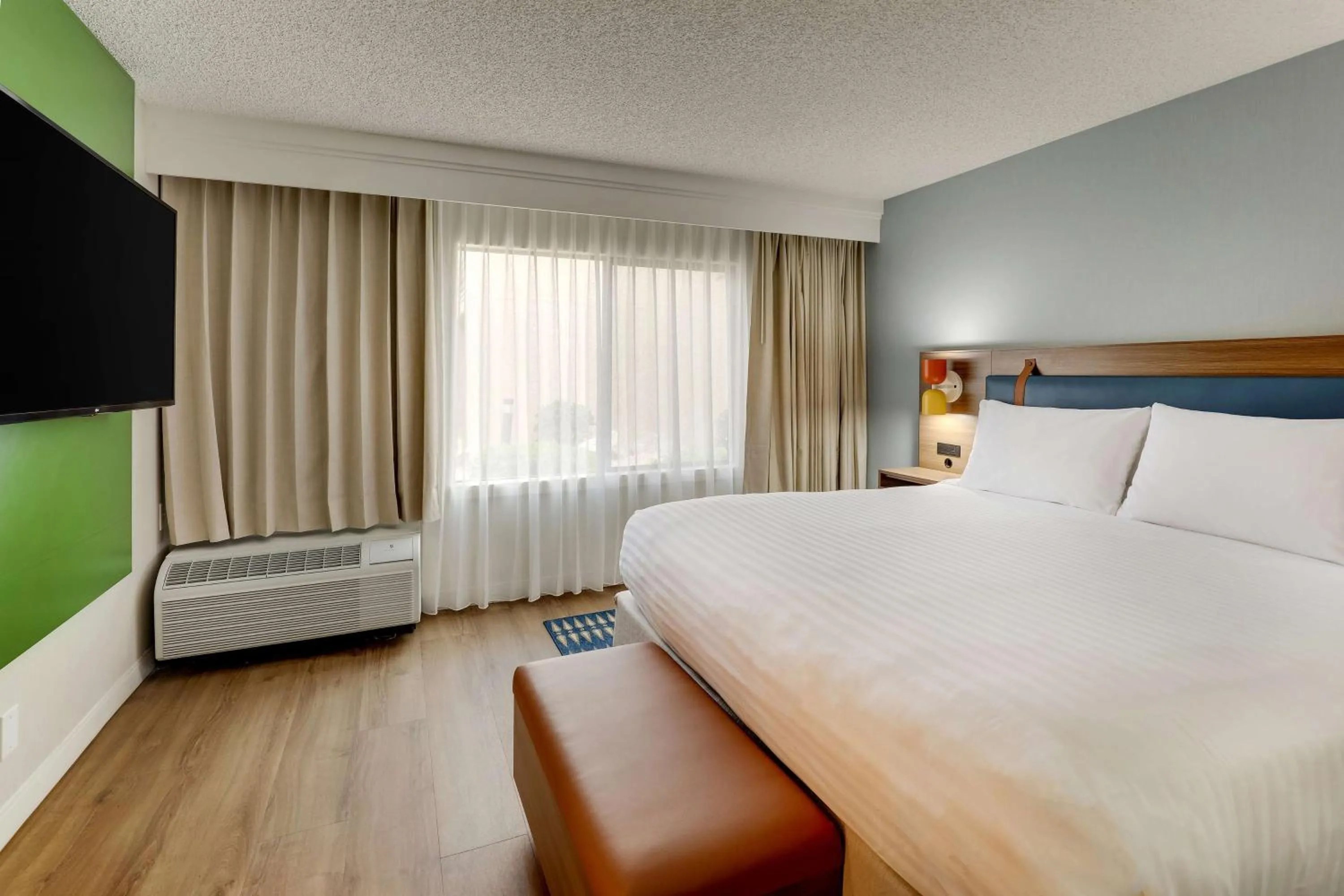 Photo of the whole room, Bed in Sonesta Select Scottsdale at Mayo Clinic Campus
