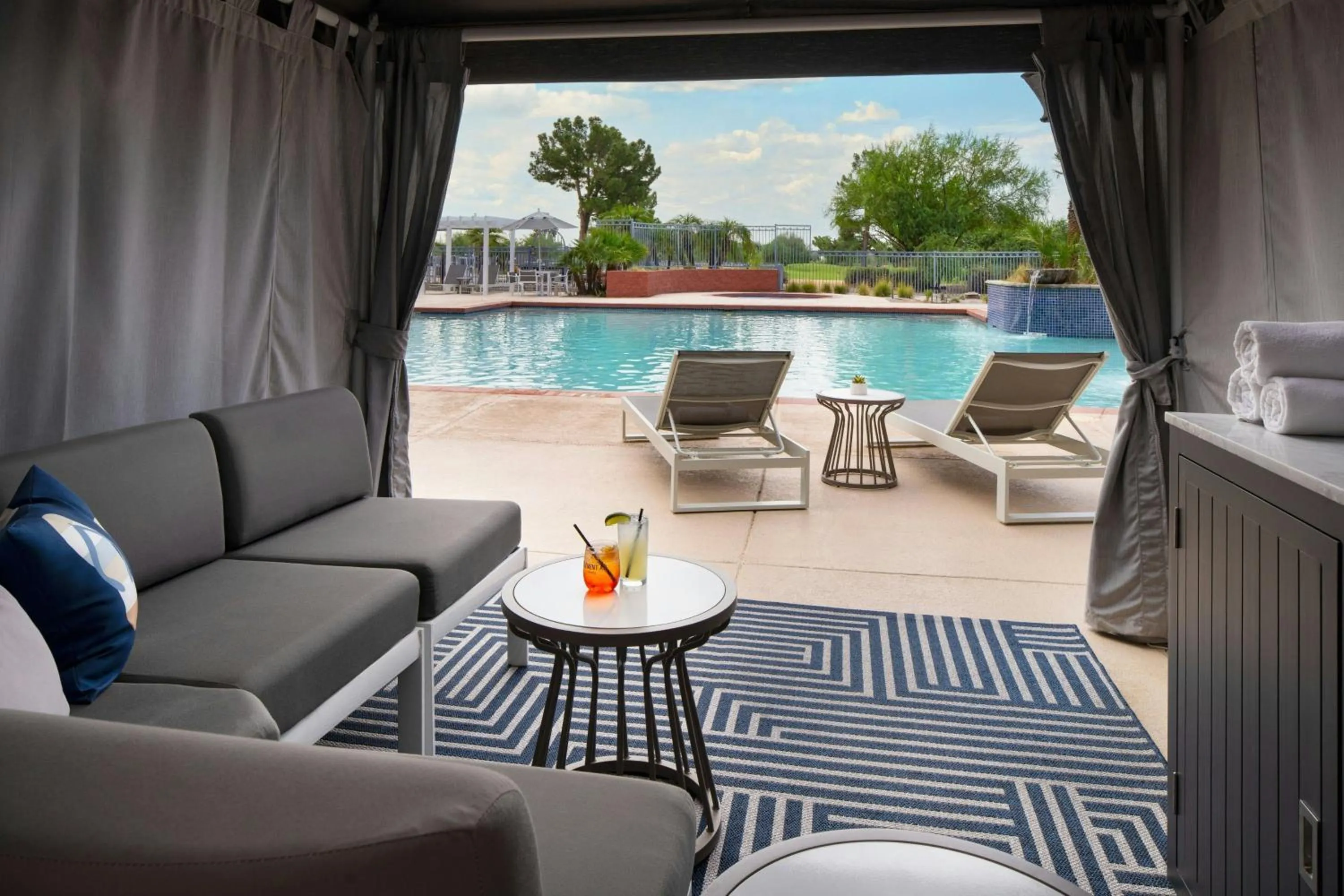 Swimming pool in Scottsdale Marriott at McDowell Mountains