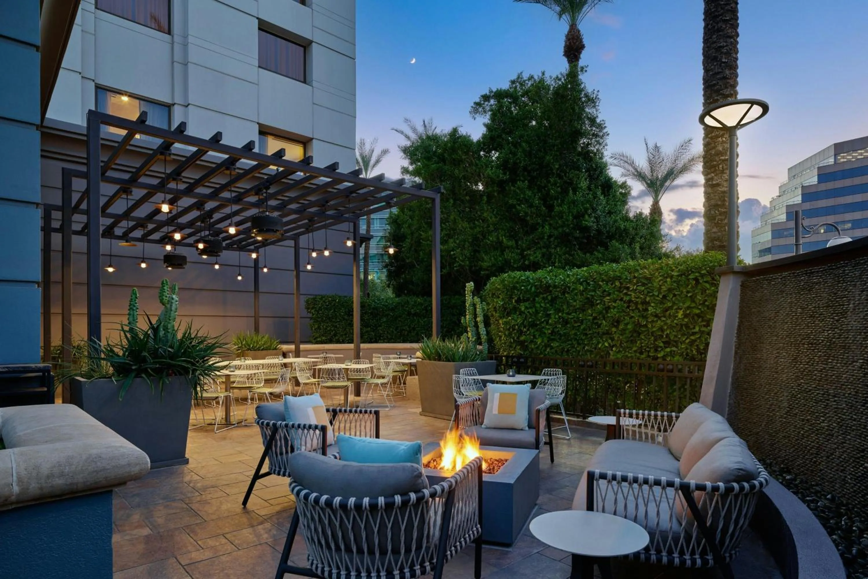 Restaurant/places to eat in The Camby, Autograph Collection