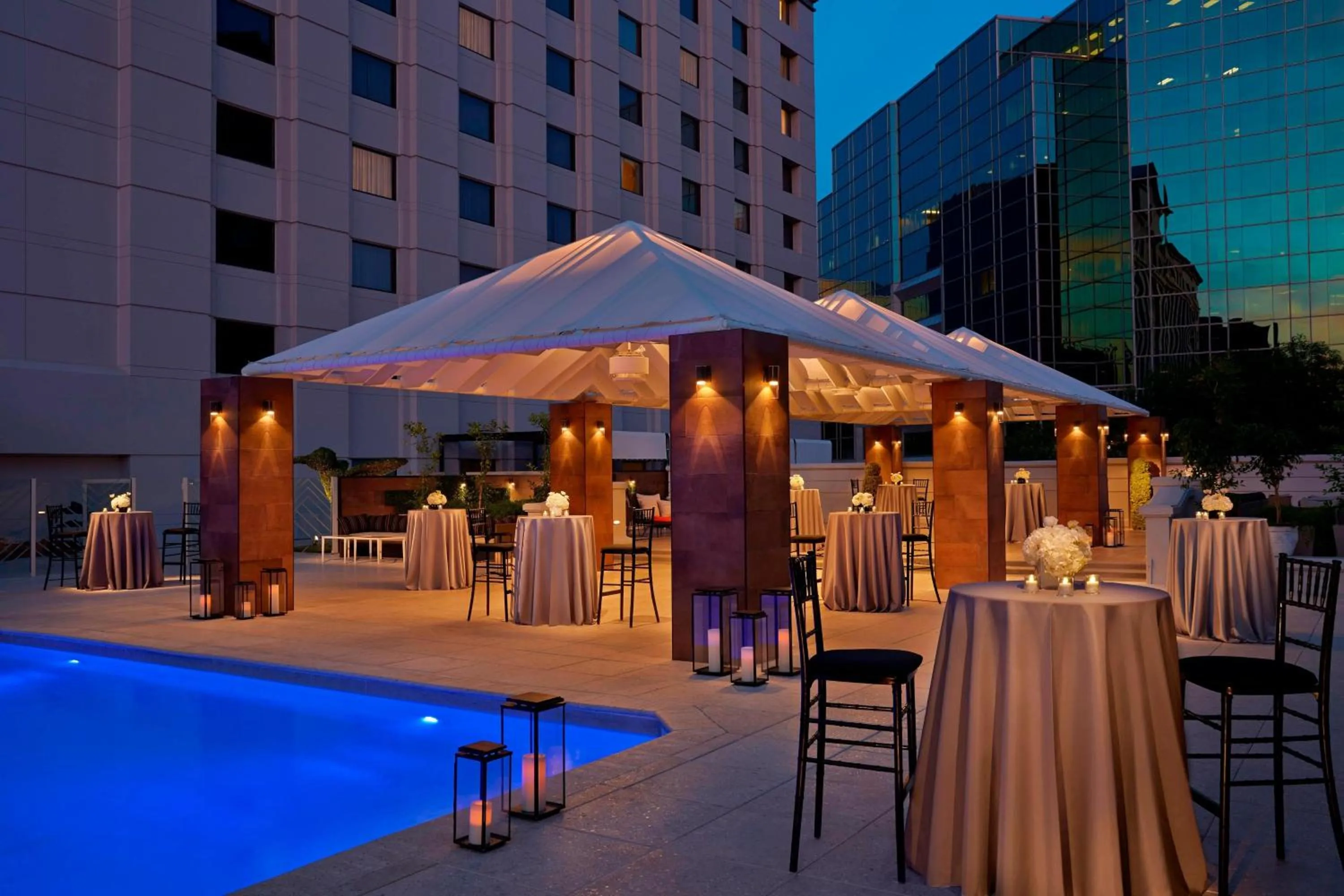 Lounge or bar in The Camby, Autograph Collection