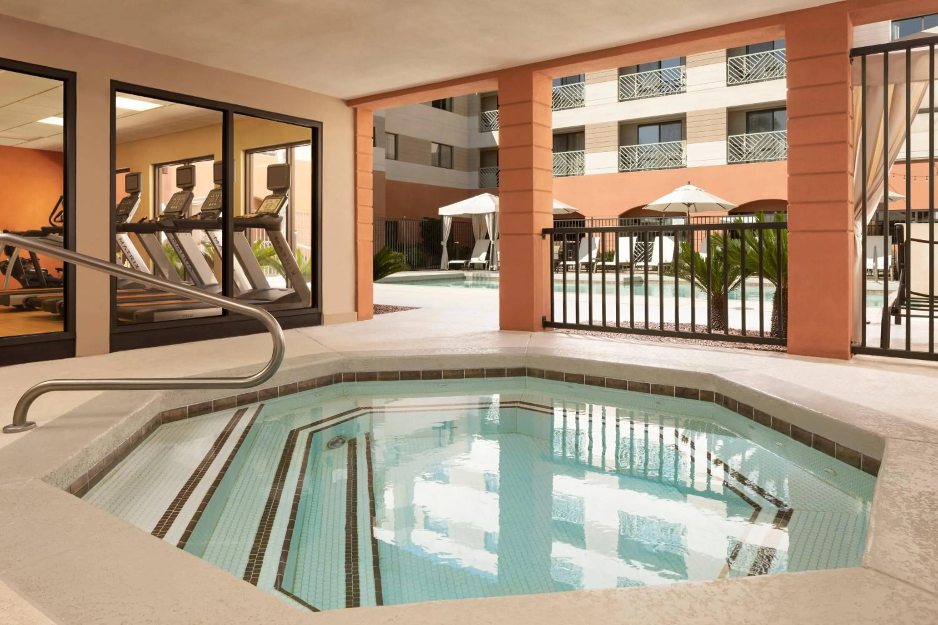 Swimming pool in Courtyard by Marriott Scottsdale Old Town