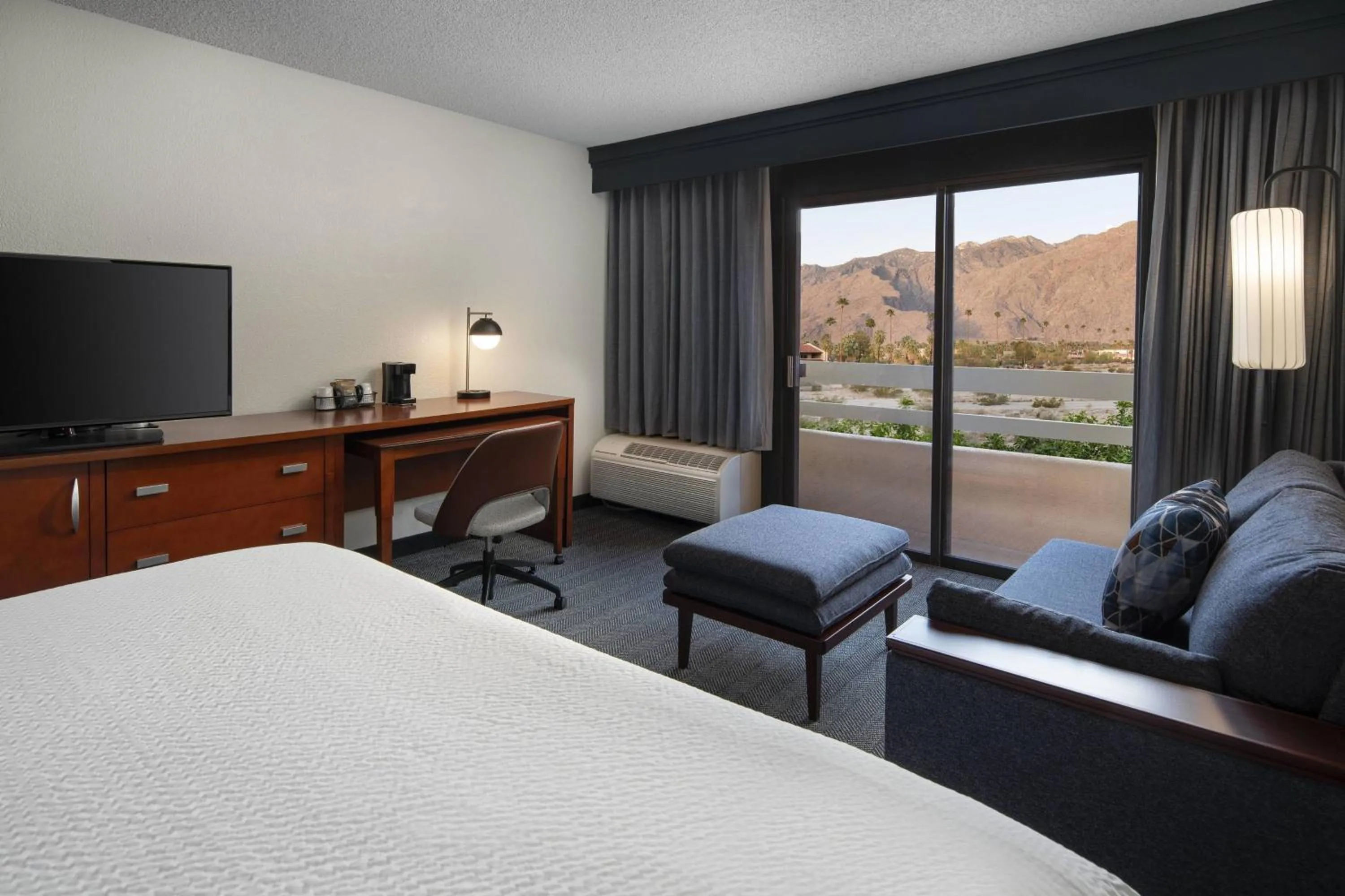 Photo of the whole room, Bed in Courtyard by Marriott Palm Springs