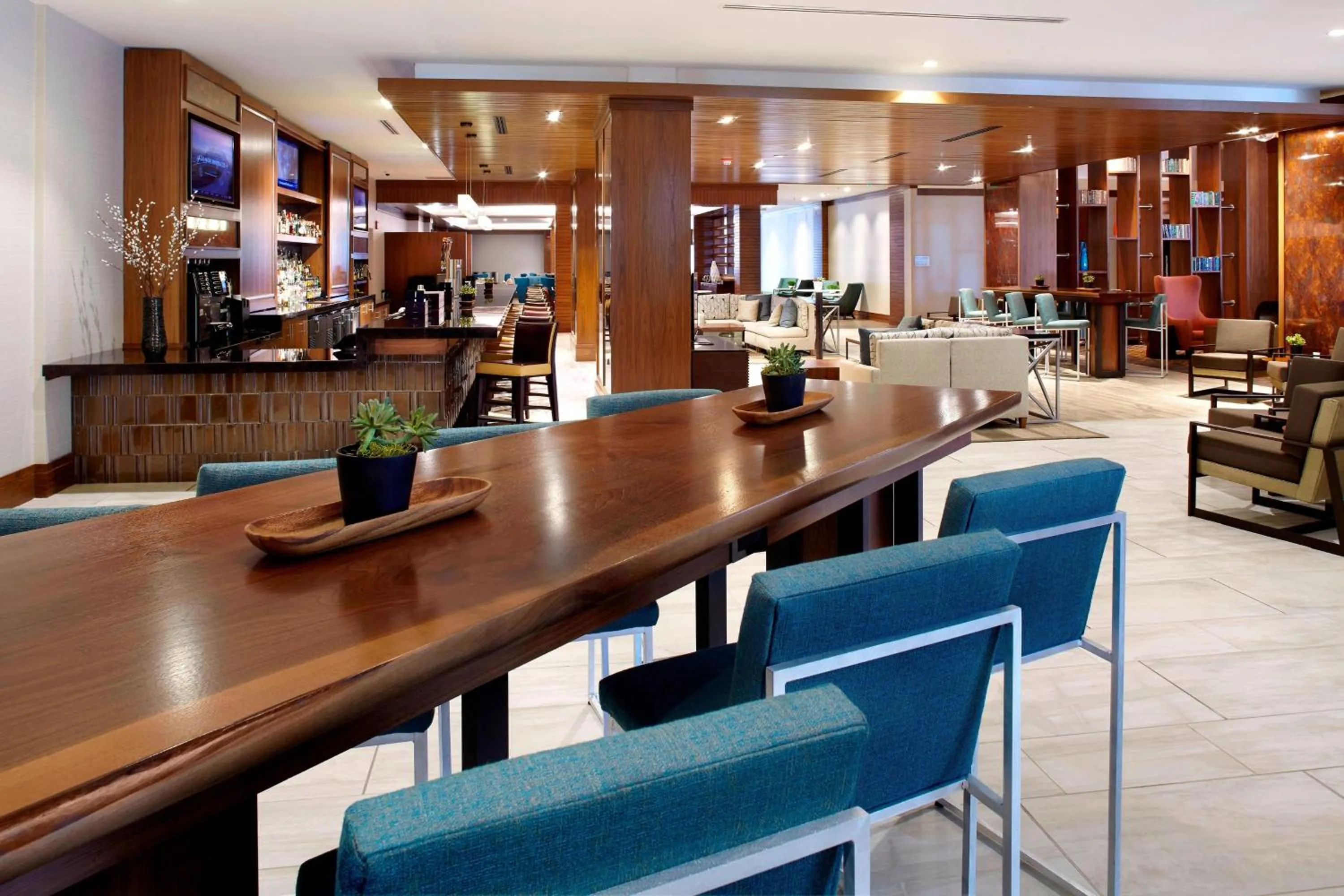 Lounge or bar in Raleigh Marriott Crabtree Valley