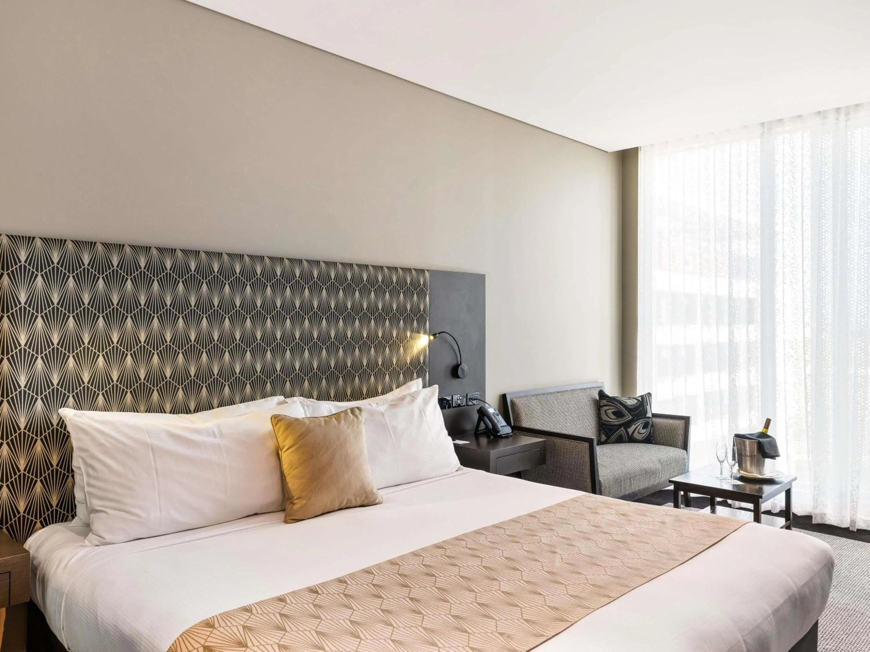 Bedroom, Bed in Pullman Brisbane Airport