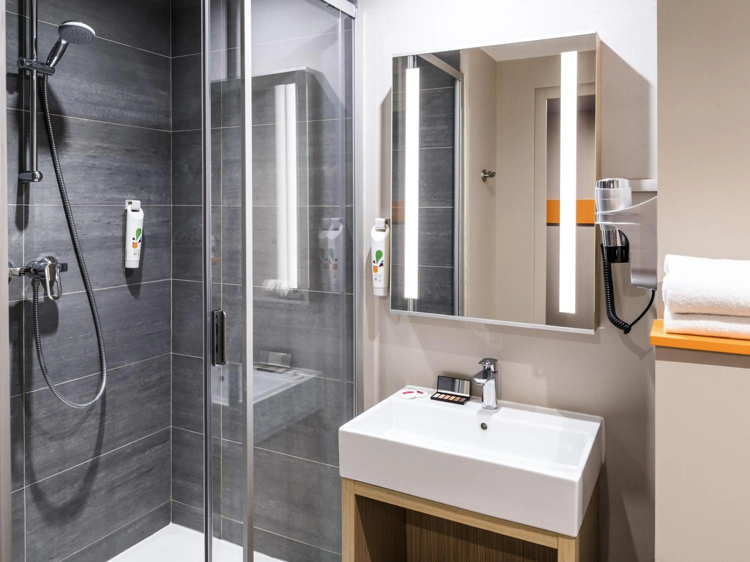 Bedroom in ibis Styles Clamart Gare Grand Paris