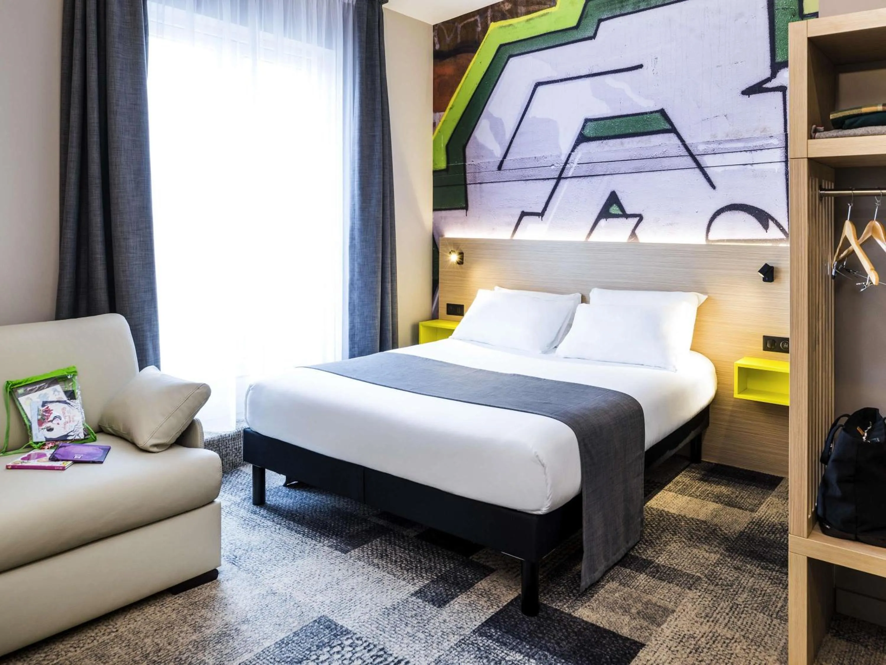 Bedroom, Bed in ibis Styles Clamart Gare Grand Paris