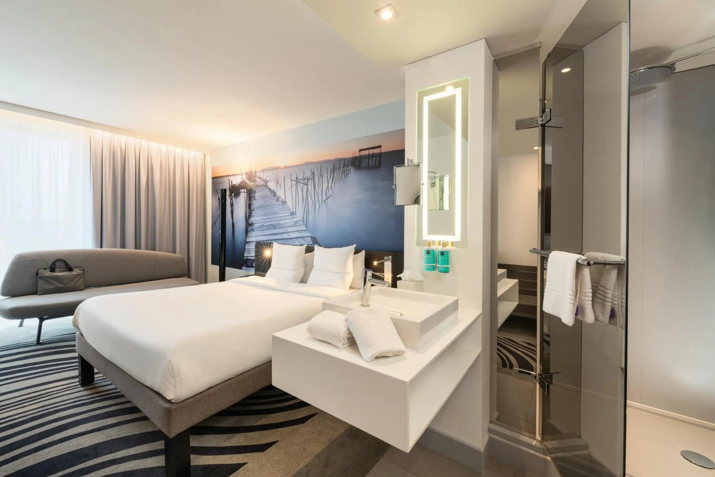 Bathroom, Bed in Novotel Paris Coeur d'Orly Airport