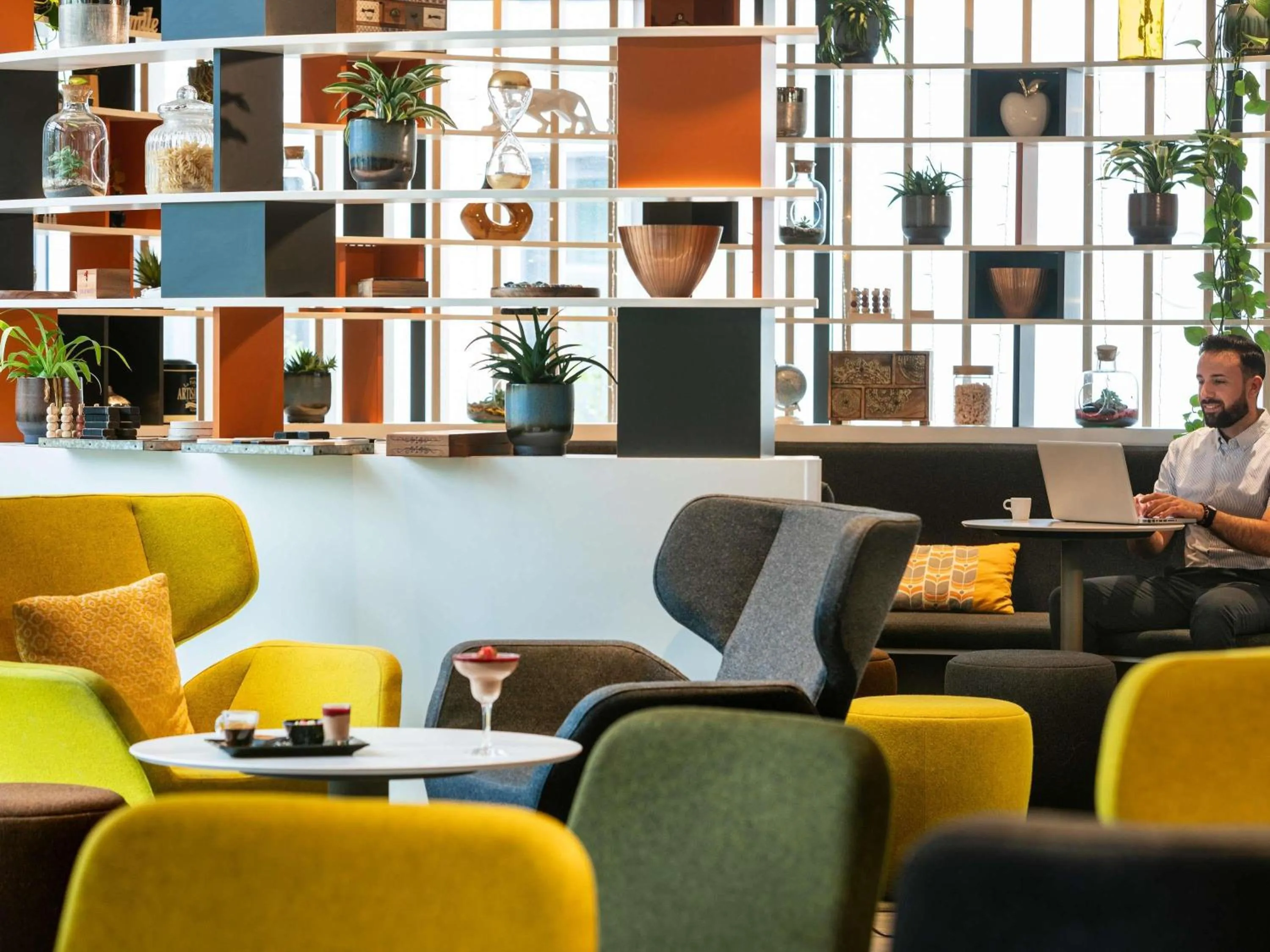 Lounge or bar in Novotel Paris Coeur d'Orly Airport