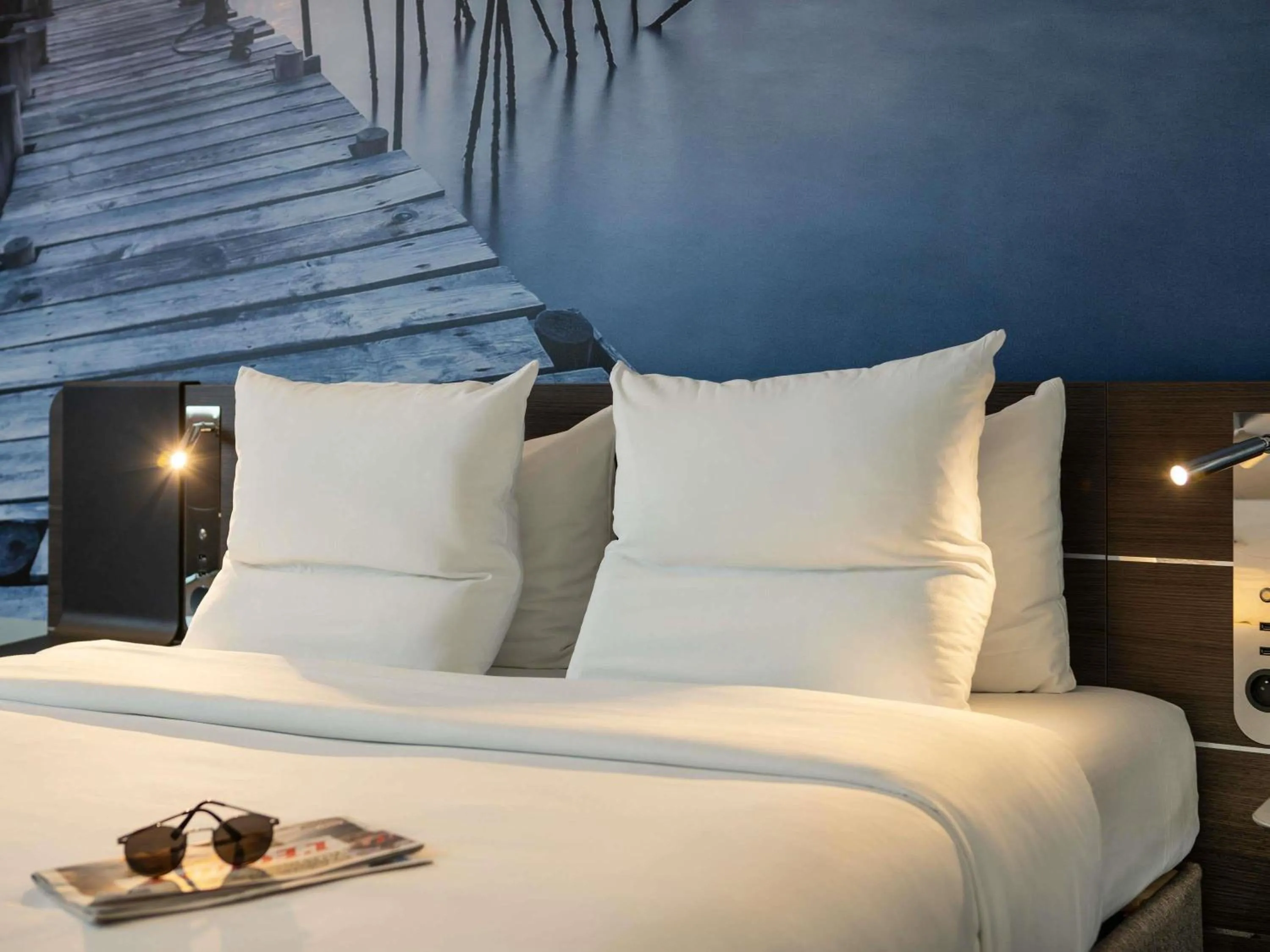 Bedroom, Bed in Novotel Paris Coeur d'Orly Airport