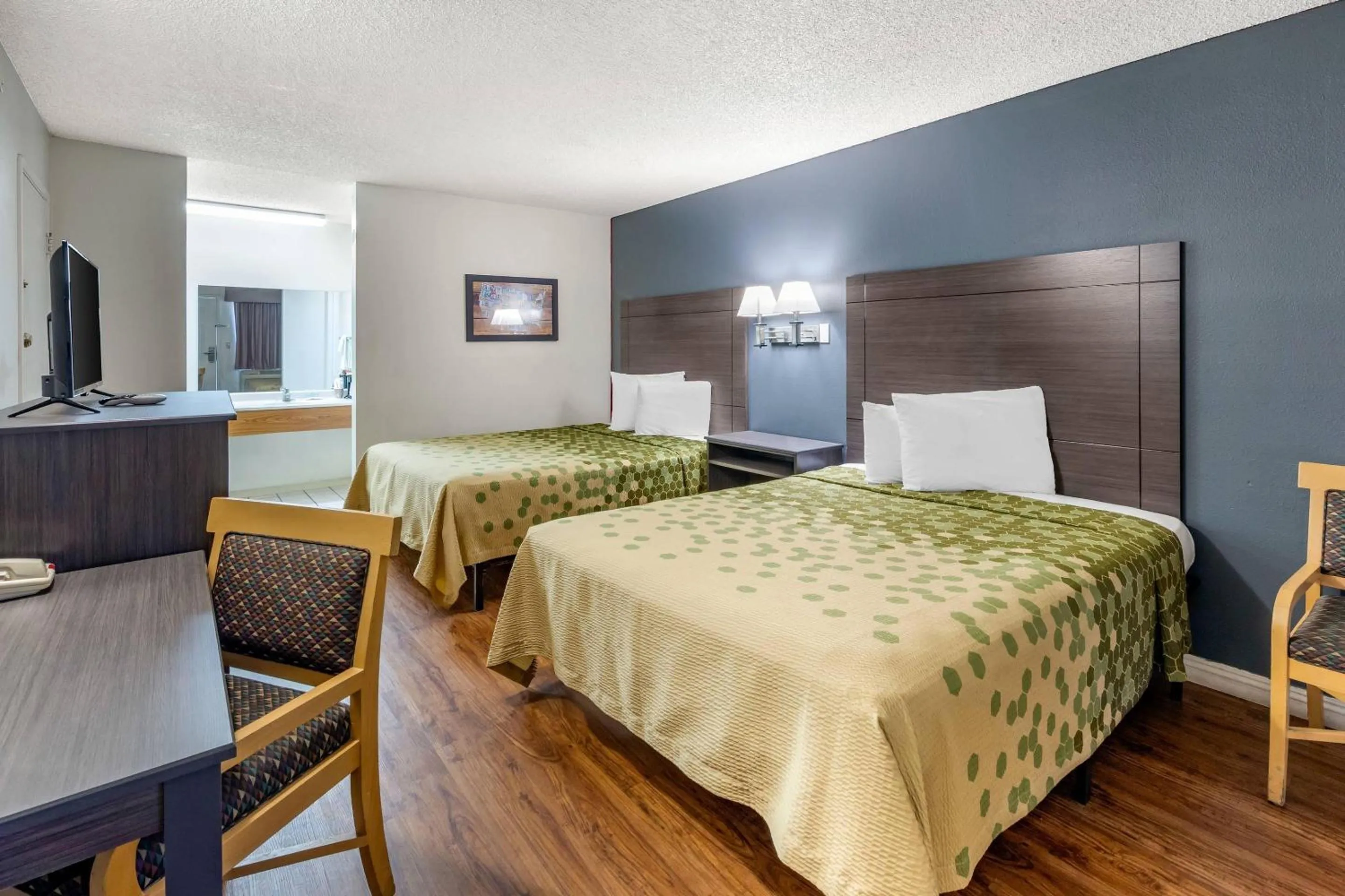 Bedroom in Econo Lodge On Historic Route 66