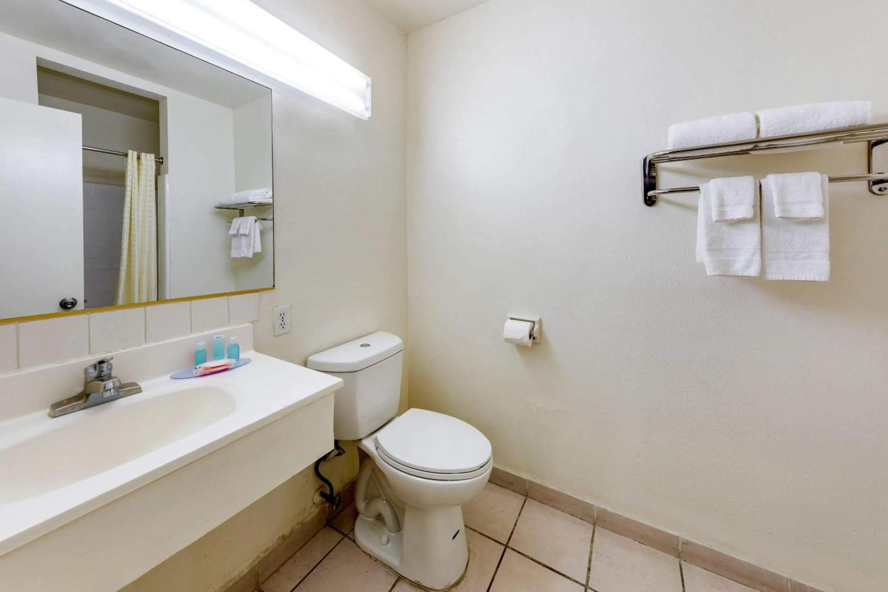 Bedroom in Econo Lodge On Historic Route 66