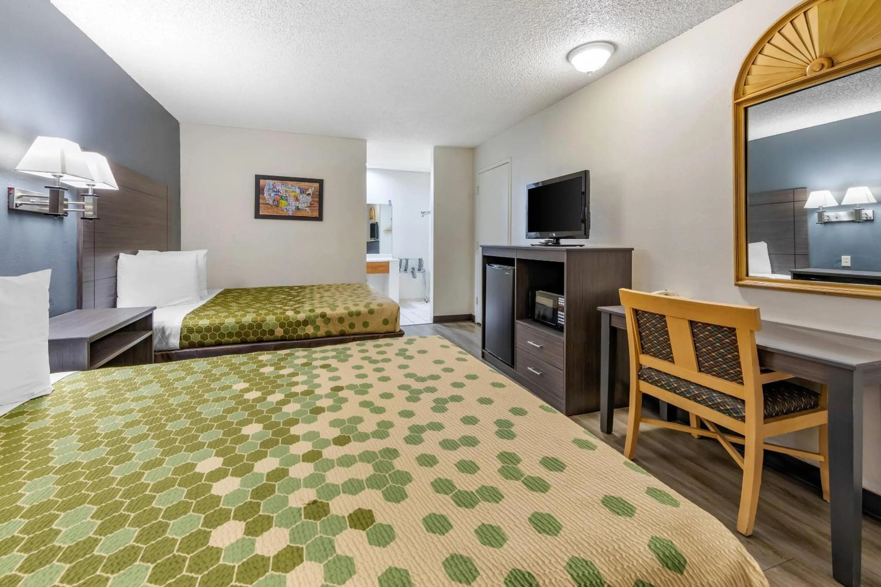 Bedroom in Econo Lodge On Historic Route 66