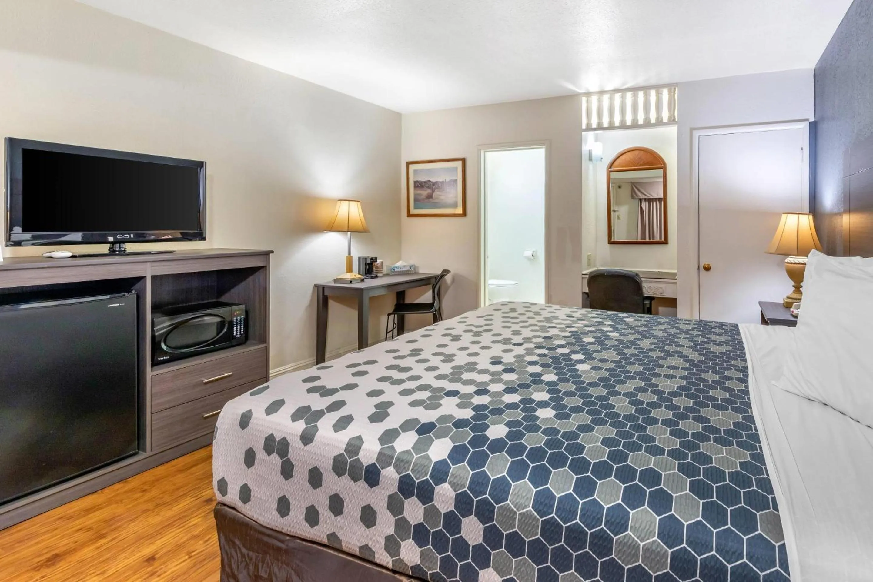 Bedroom in Econo Lodge On Historic Route 66