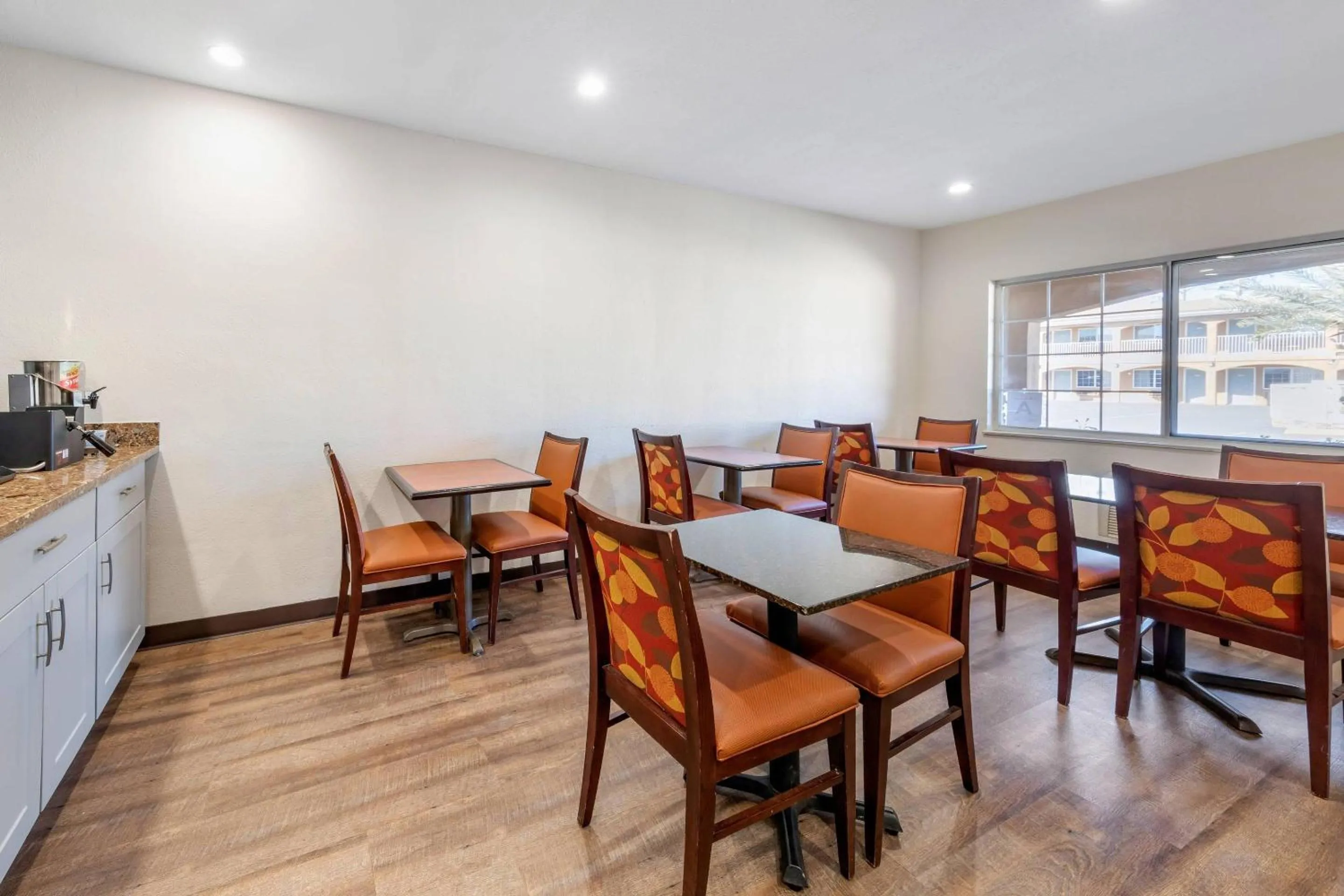 Breakfast in Econo Lodge On Historic Route 66