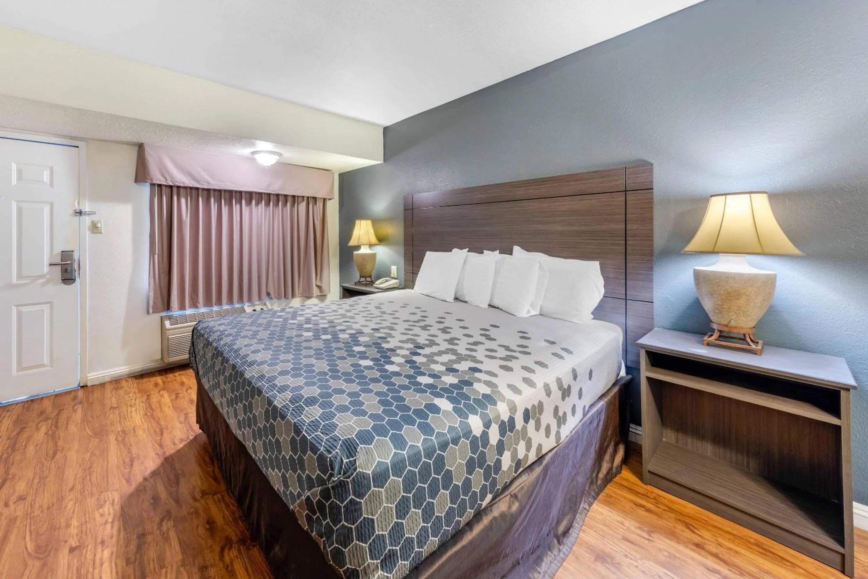 Bedroom in Econo Lodge On Historic Route 66