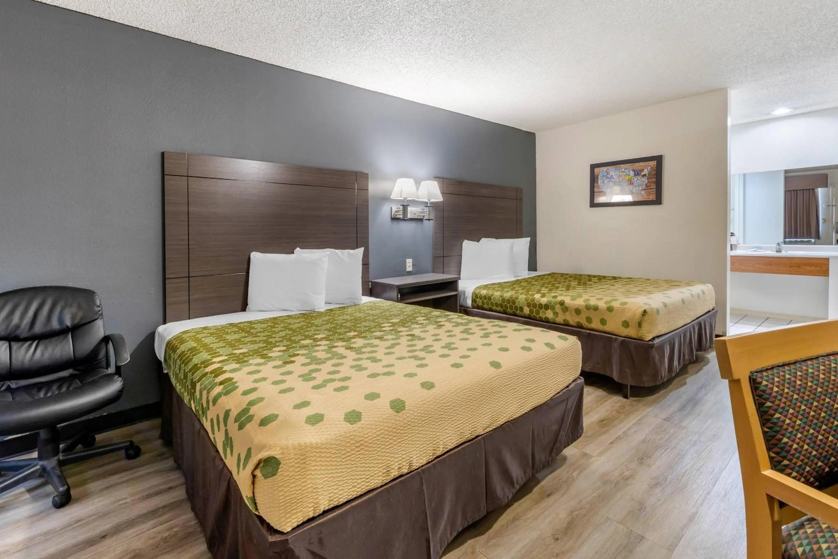 Bedroom in Econo Lodge On Historic Route 66