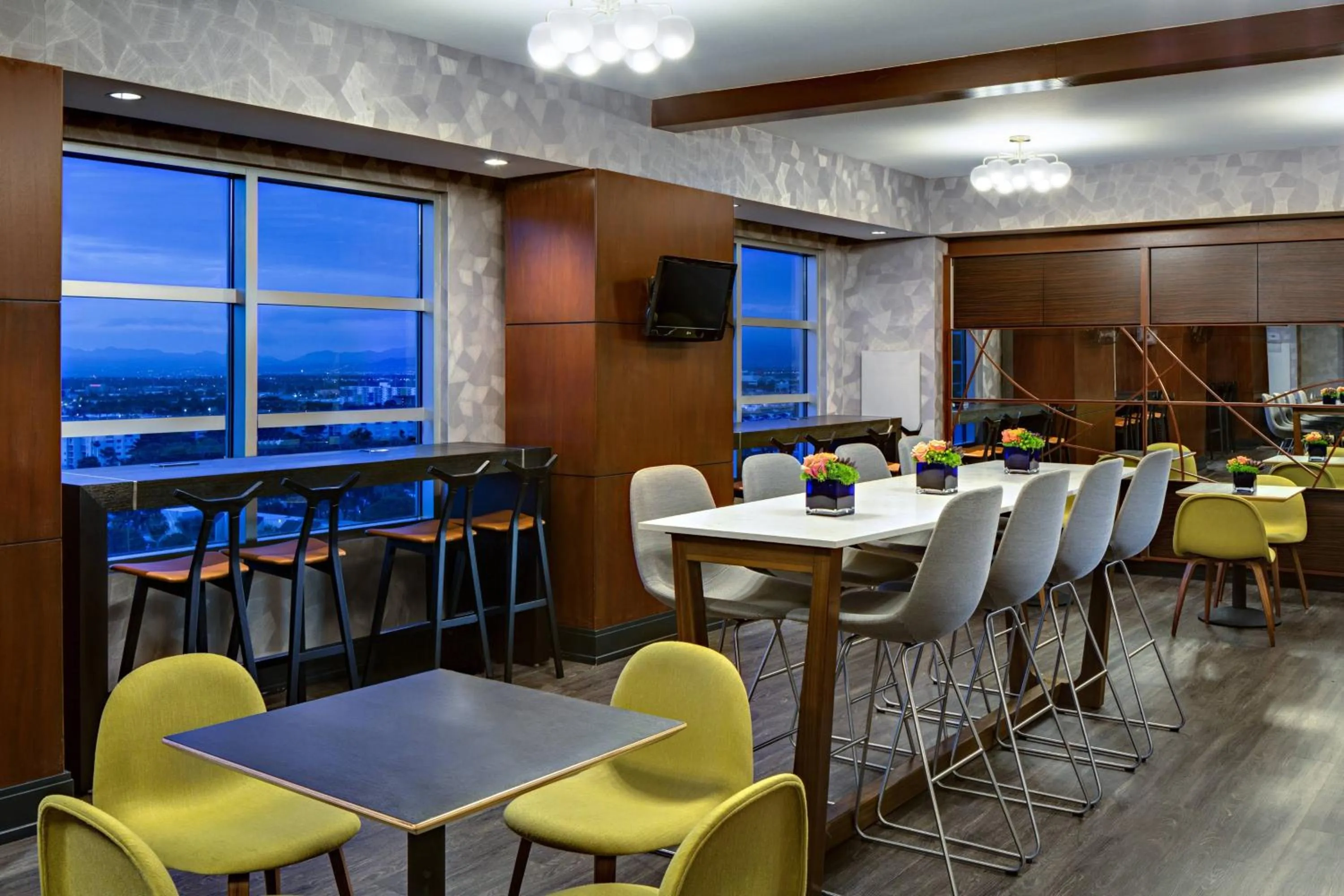 Lounge or bar in Renaissance Las Vegas Hotel