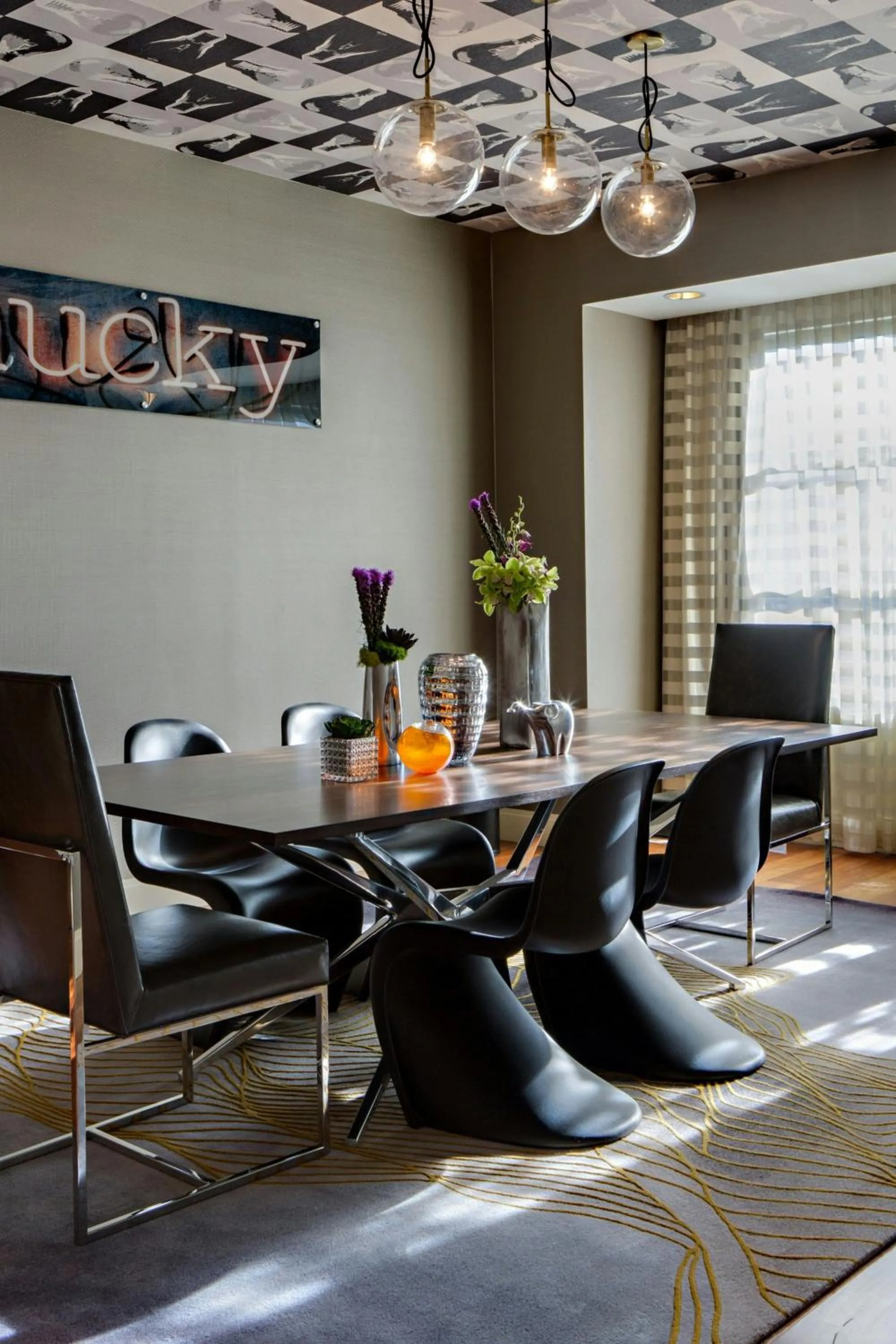 Photo of the whole room in Renaissance Las Vegas Hotel