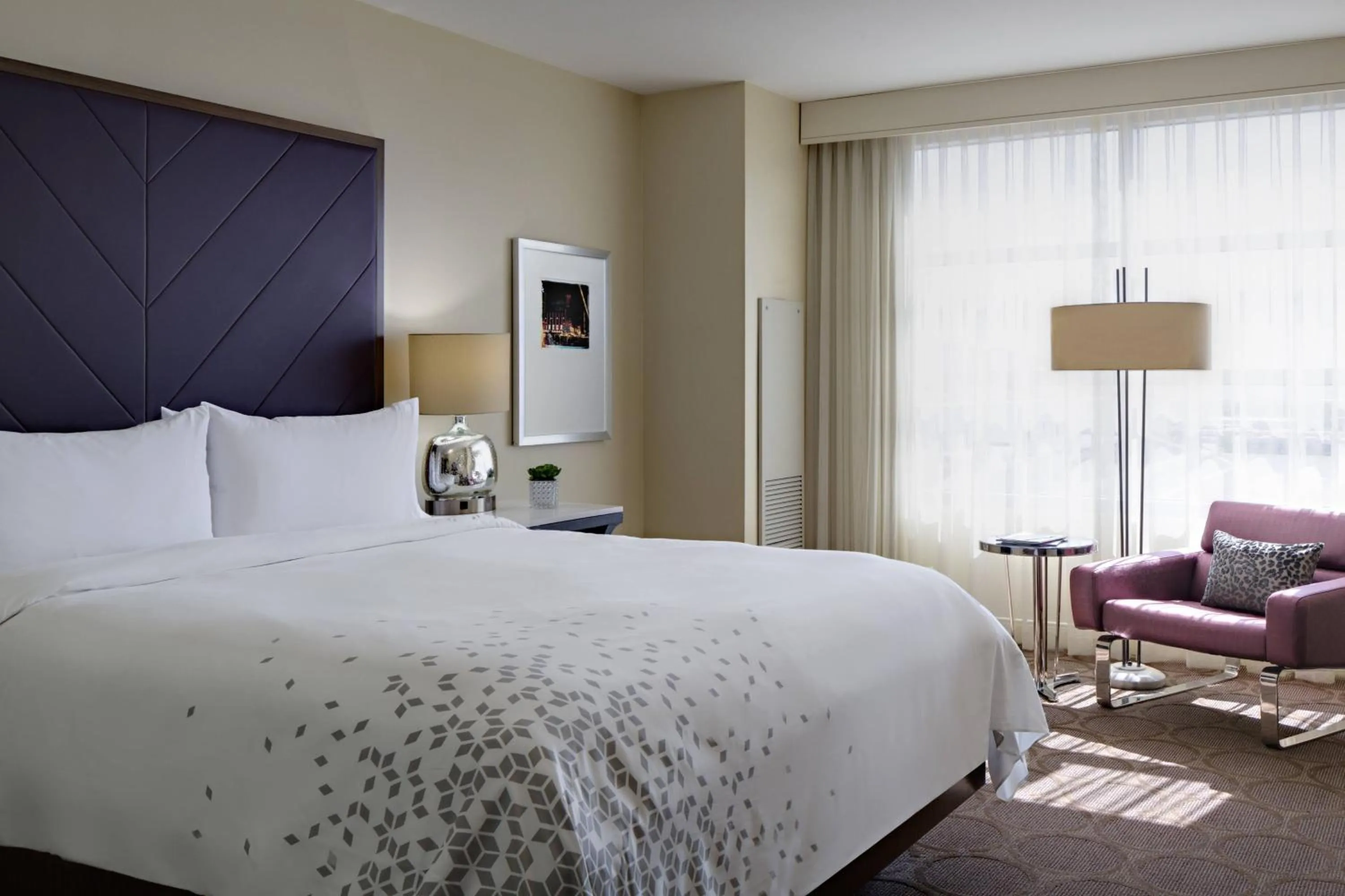 Photo of the whole room, Bed in Renaissance Las Vegas Hotel