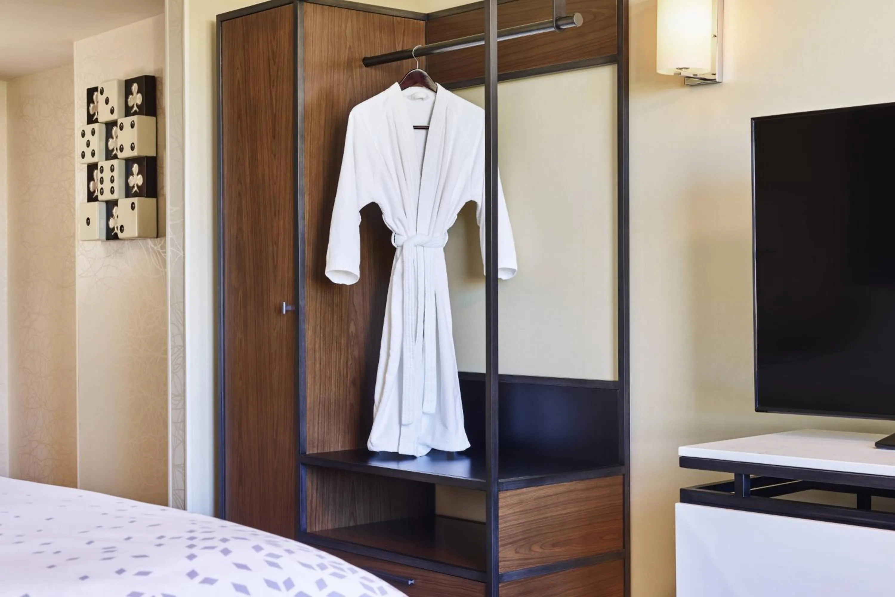 Photo of the whole room, Bed in Renaissance Las Vegas Hotel