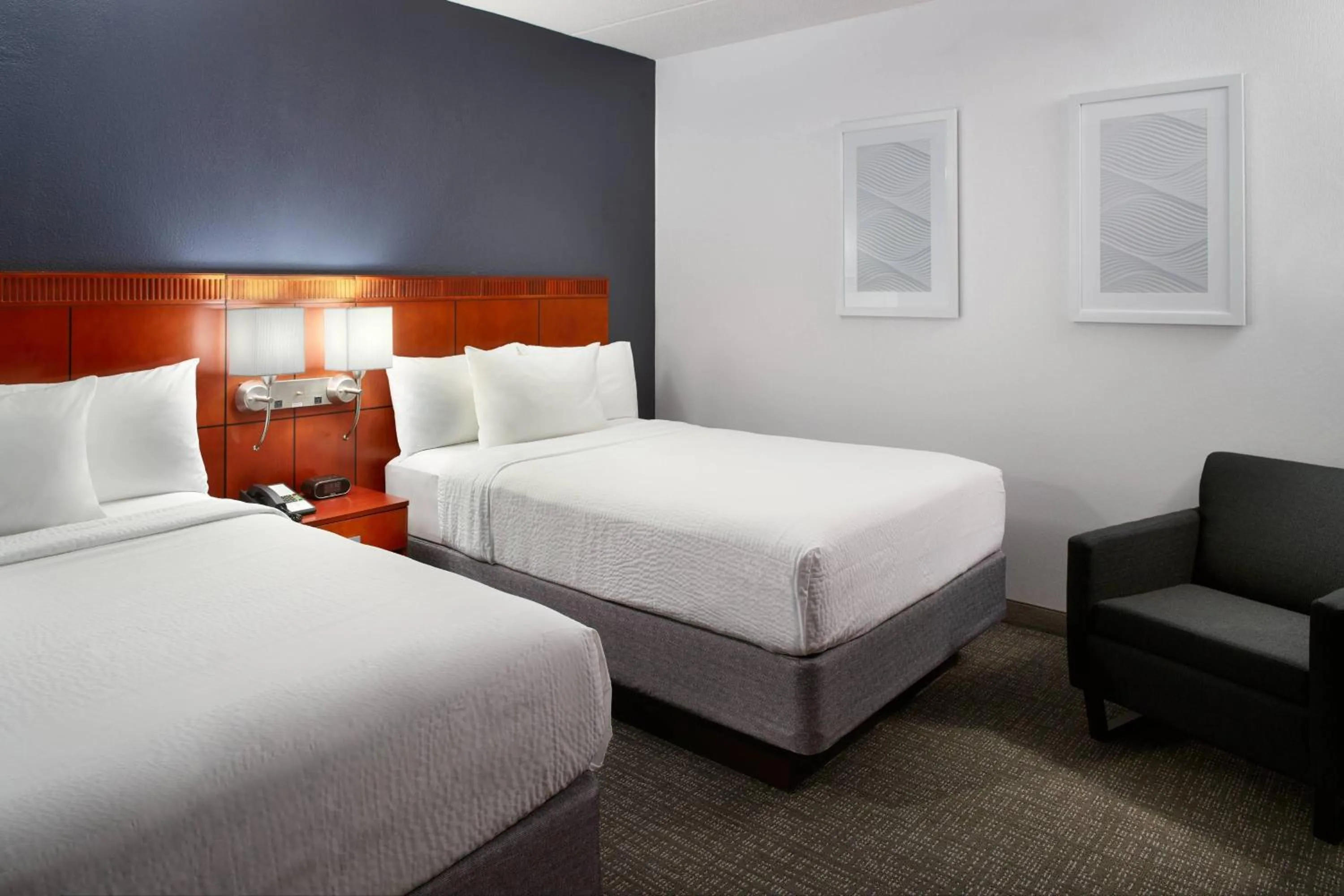Bedroom, Bed in Courtyard by Marriott Raleigh Midtown
