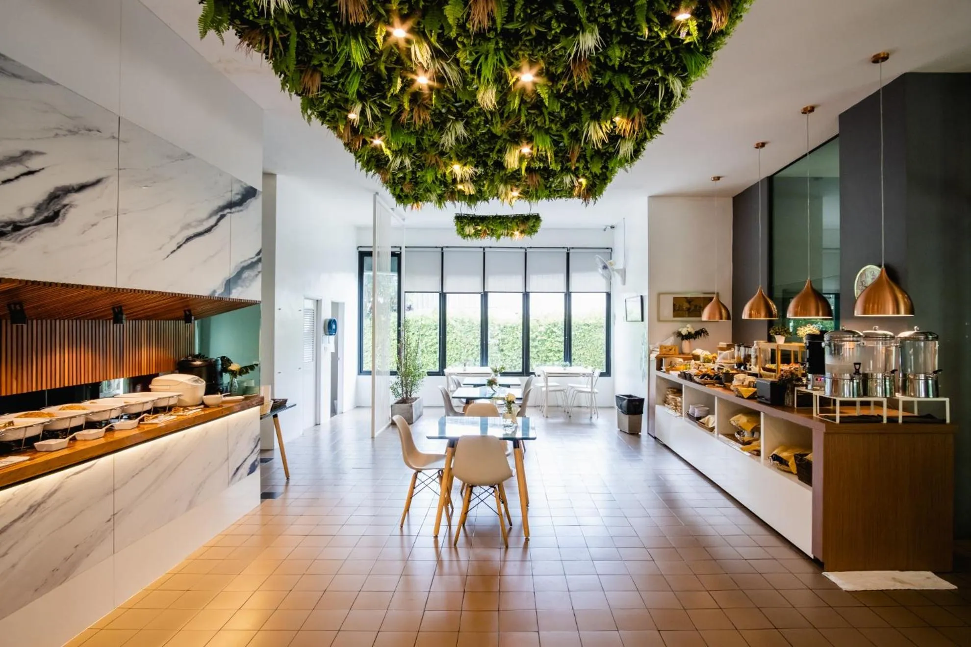 Restaurant/places to eat in Tamsabai hotel