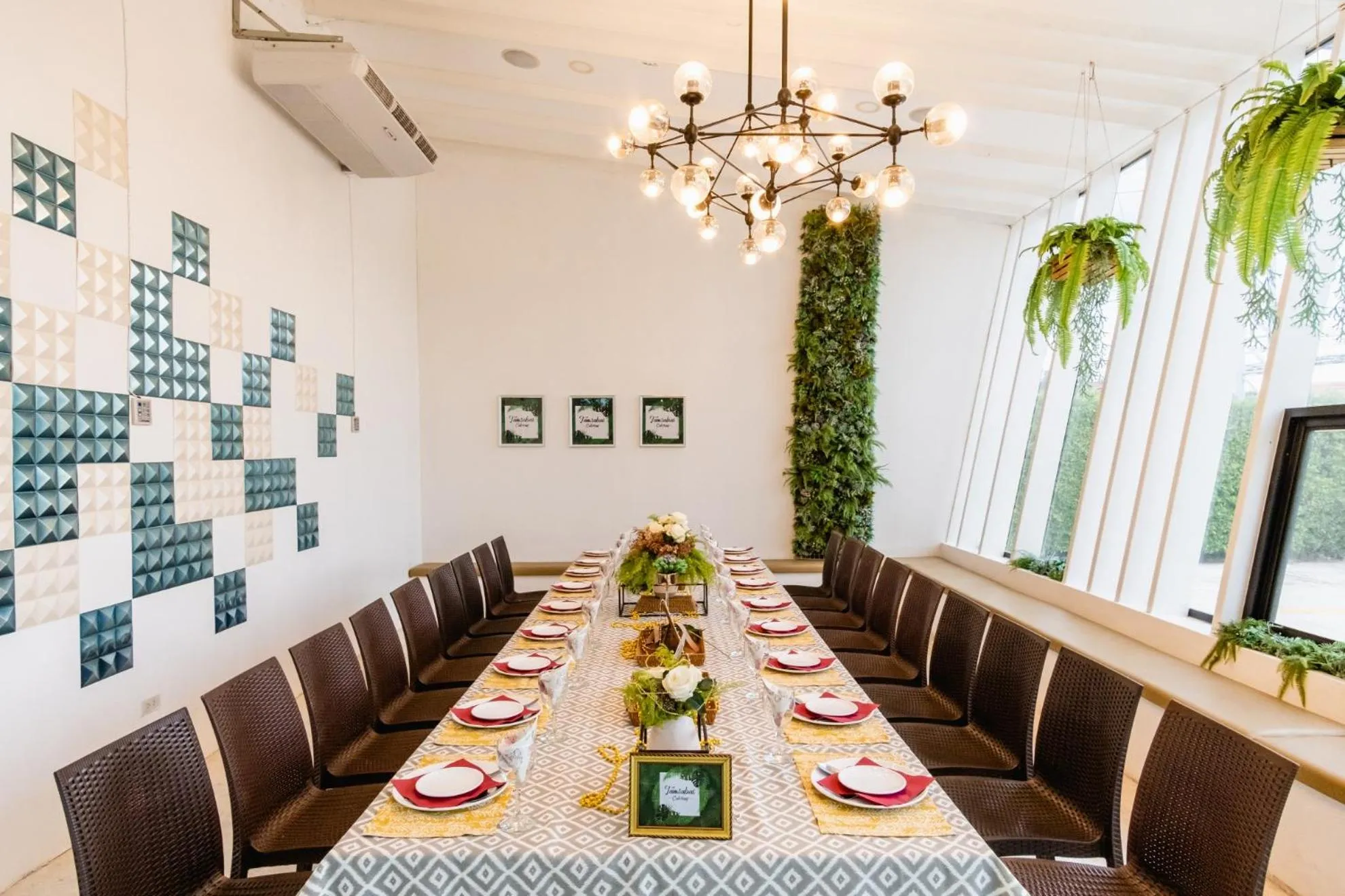 Restaurant/places to eat in Tamsabai hotel