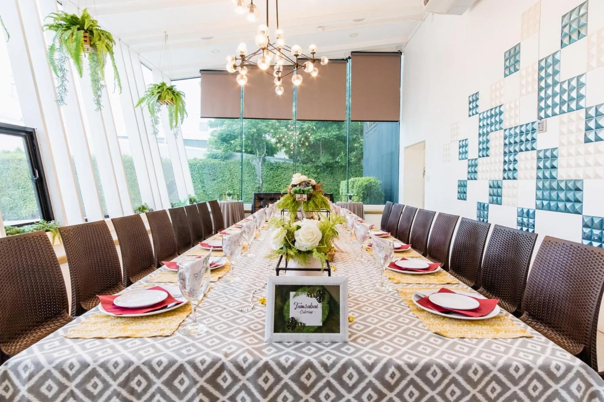 Restaurant/places to eat in Tamsabai hotel