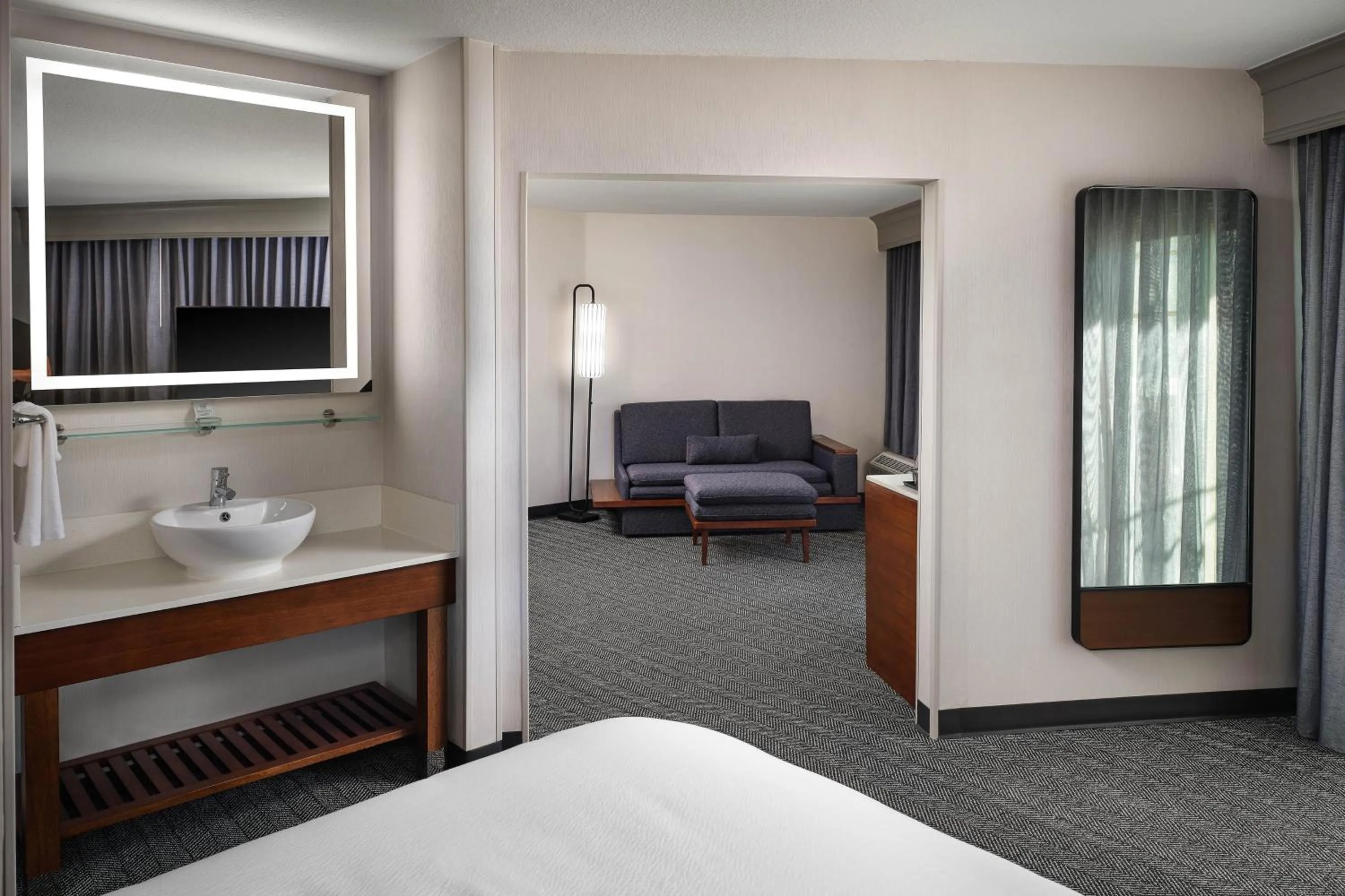 Photo of the whole room, Bed in Courtyard Los Angeles Century City/Beverly Hills