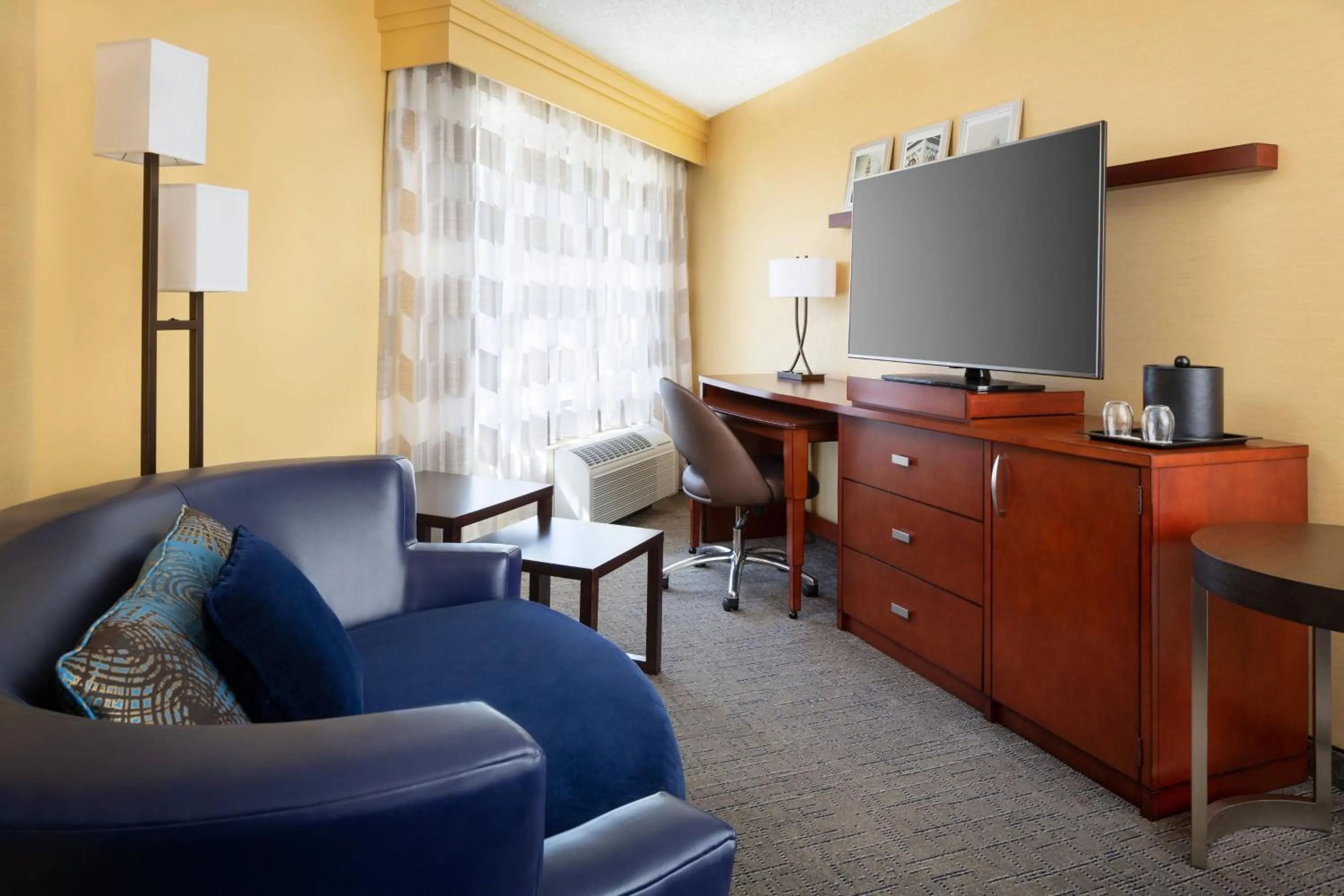 Photo of the whole room in Courtyard by Marriott Fishermans Wharf