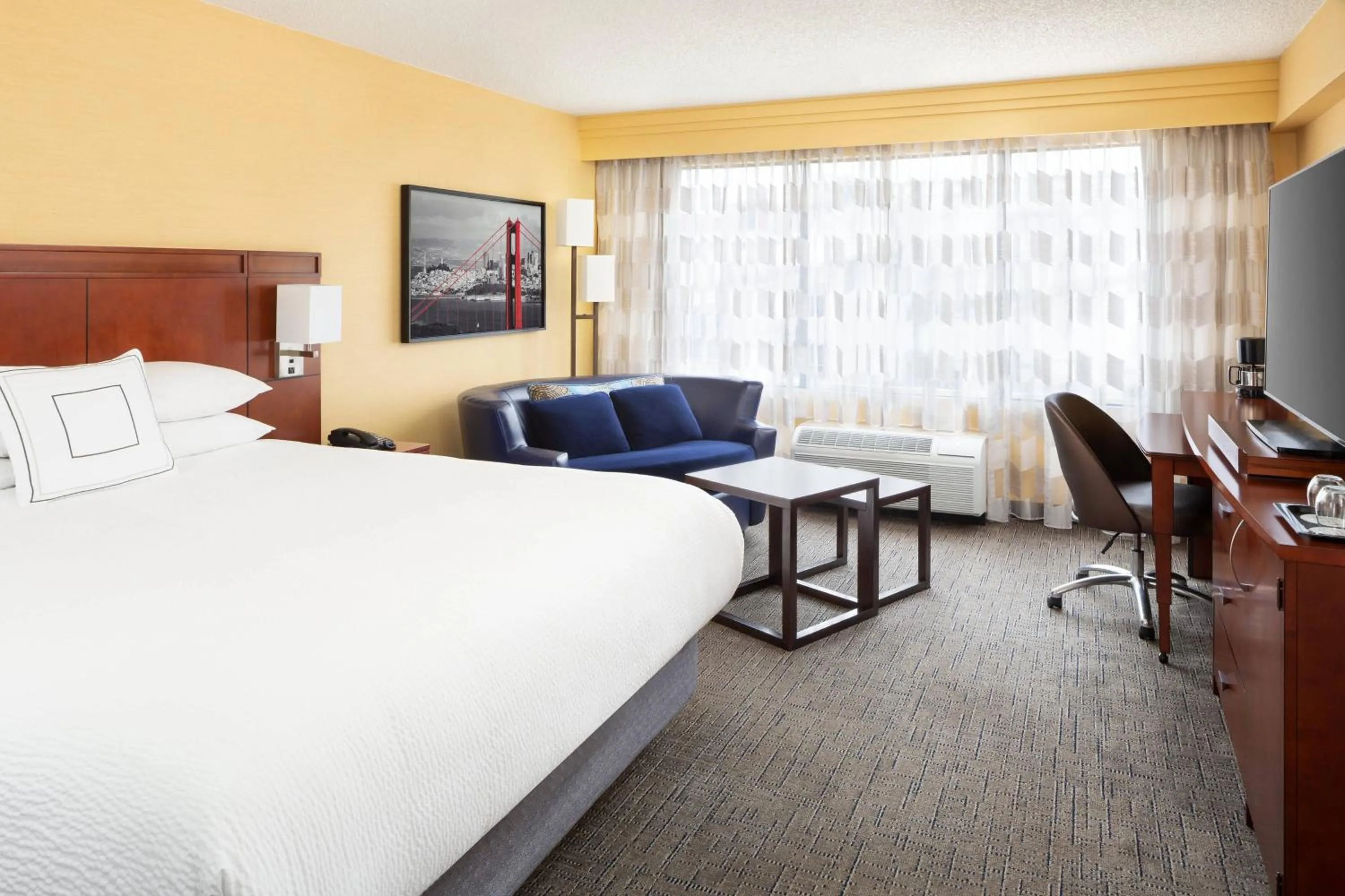 Photo of the whole room, Bed in Courtyard by Marriott Fishermans Wharf