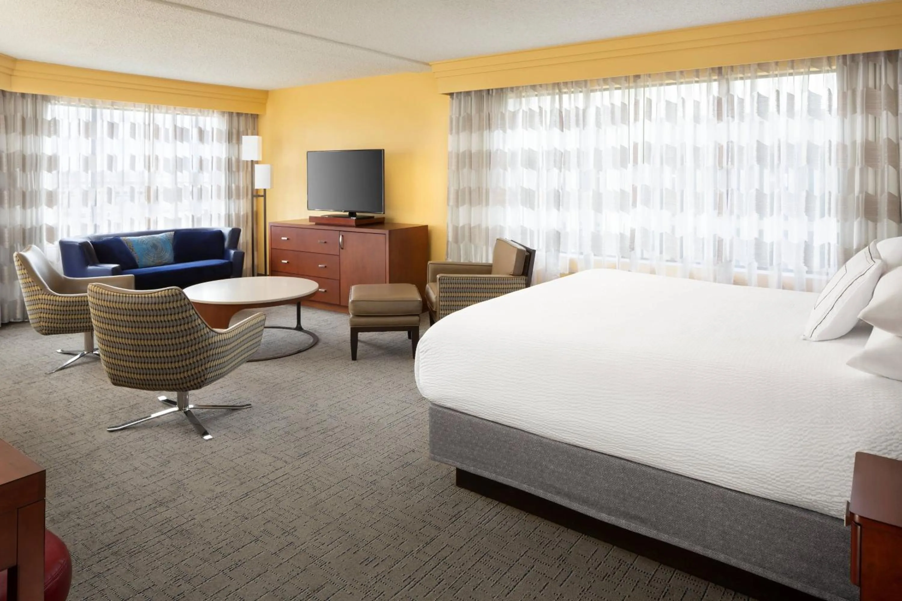 Photo of the whole room, Bed in Courtyard by Marriott Fishermans Wharf