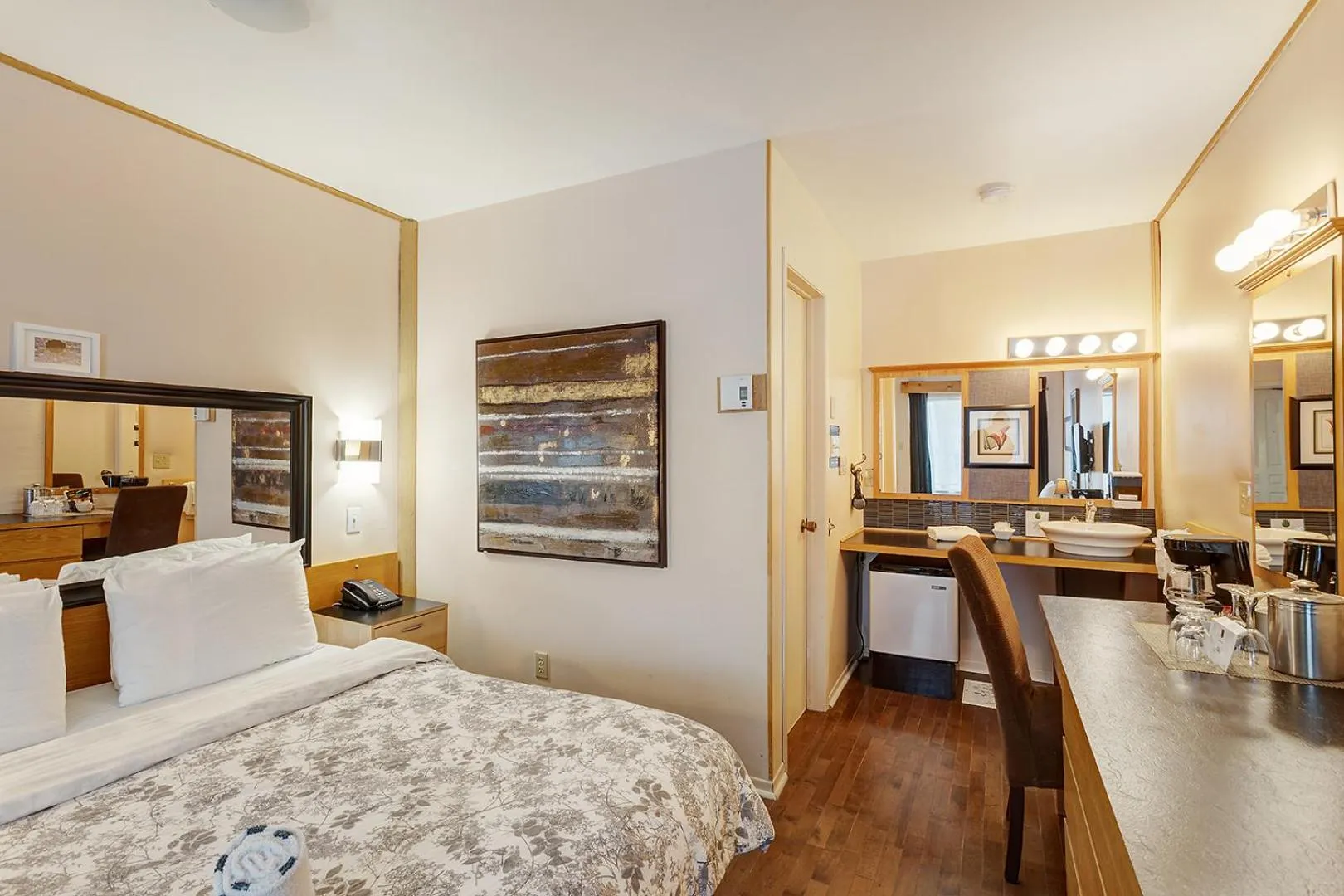 Bed in Auberge Hotel Spa Watel