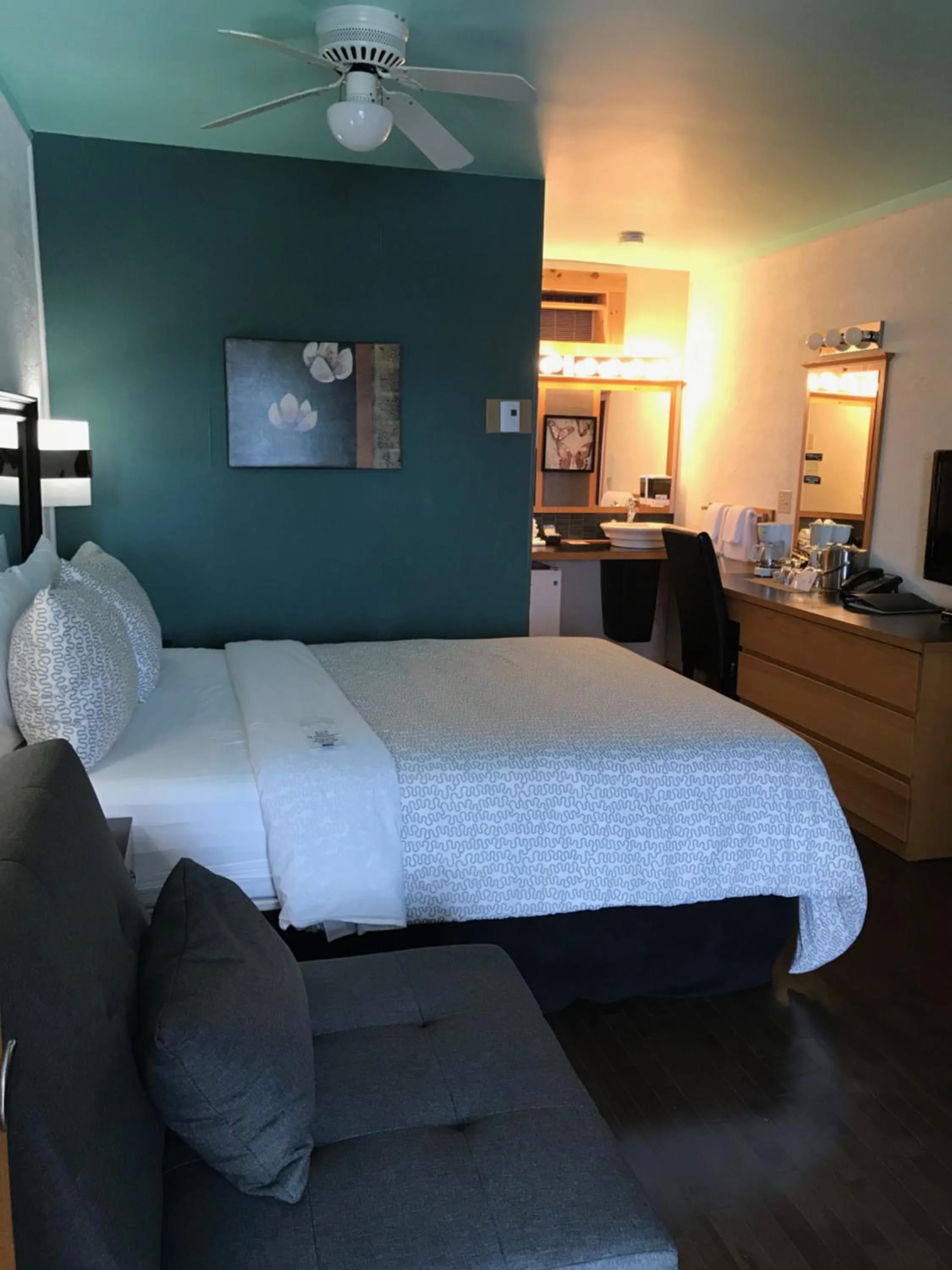 Bed in Auberge Hotel Spa Watel